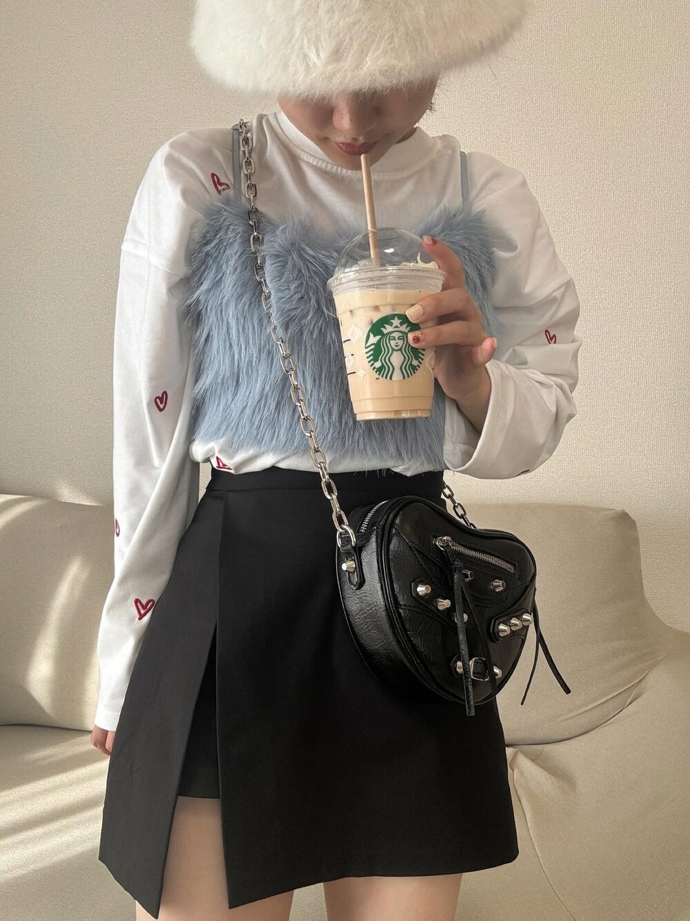 「オトナ女子、シンプルスタイル、ゆるコーデ、大人ガーリー、バケハ、ミニスカート、ファー小物、ビスチェ、ロンT、レイヤードスタイル、カジュアルコーデ、レイヤードコーデ、ハート」｜「nuguのアイテム（スカート、ブラック系）」を使った、ayaneさん（骨格ウェーブ・レディース・153cm）の冬コーディネートの1枚目の写真