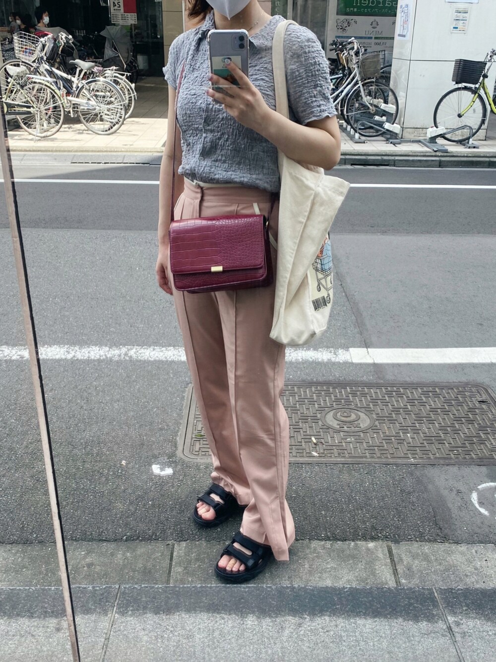 ブラック系のサンダル、ピンク系のその他パンツ、レッド系のバッグを着用したレディースの夏コーディネートの1枚目の写真