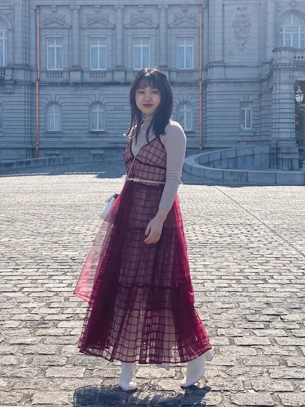 「春服デビュー宣言、低身長コーデ、レイヤードスタイル、チュール、チュールスカート、チュールワンピ、白ブーツ、ハイネック、タートルネック、ワンピース、レイヤード、ガーリー」｜「EzickのWindowチュールセットキャミワンピース（ワンピース、レッド系）」を使った、ayaneさん（骨格ウェーブ・レディース・153cm）の春コーディネートの1枚目の写真