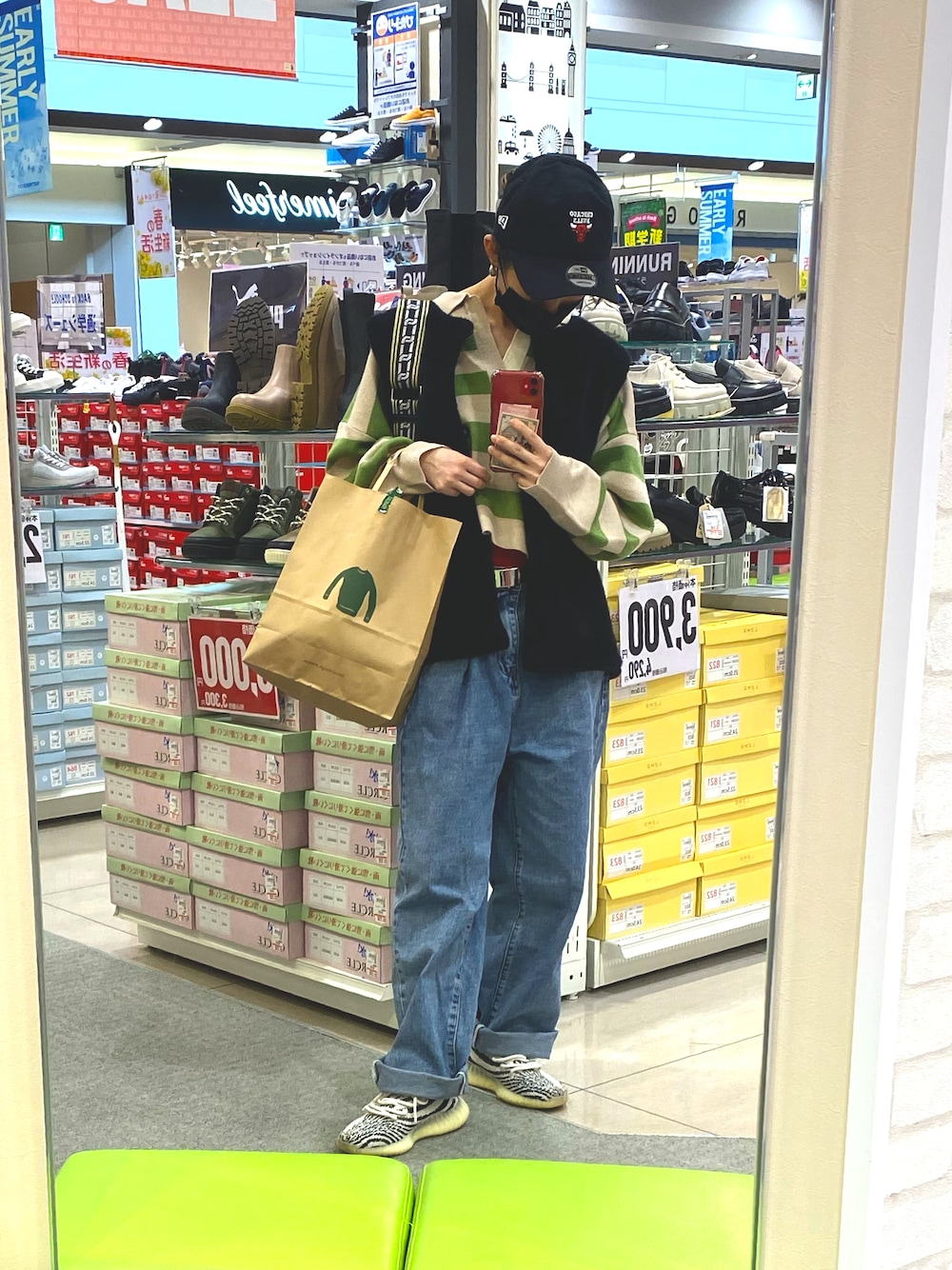 「イージーブースト、ニューエラ、古着、古着MIX」｜「adidasの【関税込】adidas Yeezy Boost 350 V2 ZEBRA（スニーカー、その他）」を使った、HACHAnさん（レディース・153cm）の春コーディネートの1枚目の写真