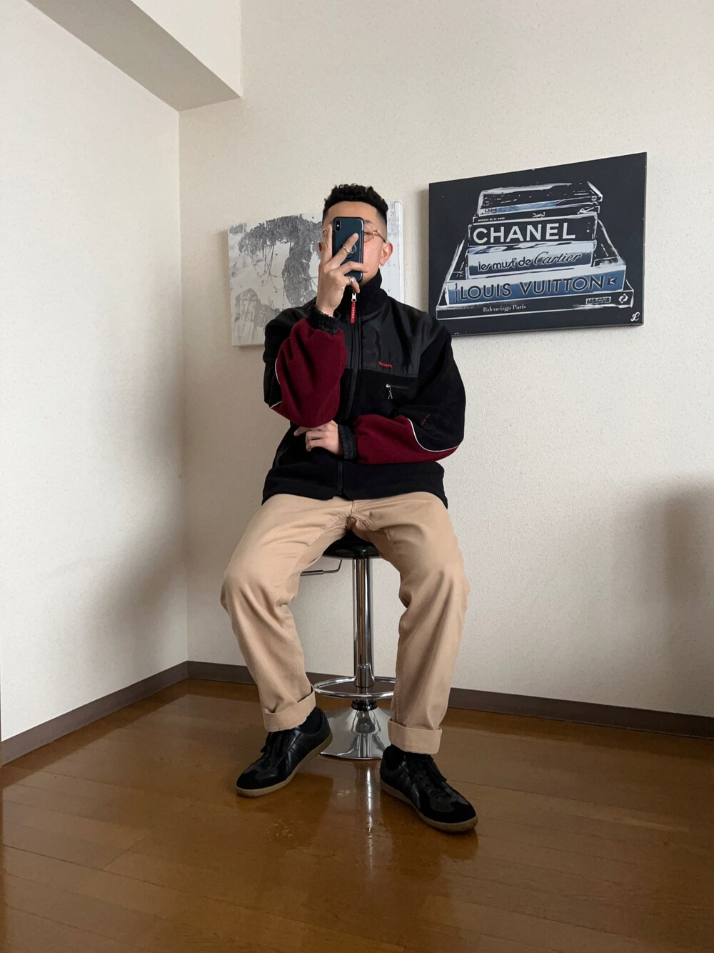 ブラック系のナイロンジャケット、ブラック系のスニーカーを着用したメンズの冬コーディネートの1枚目の写真