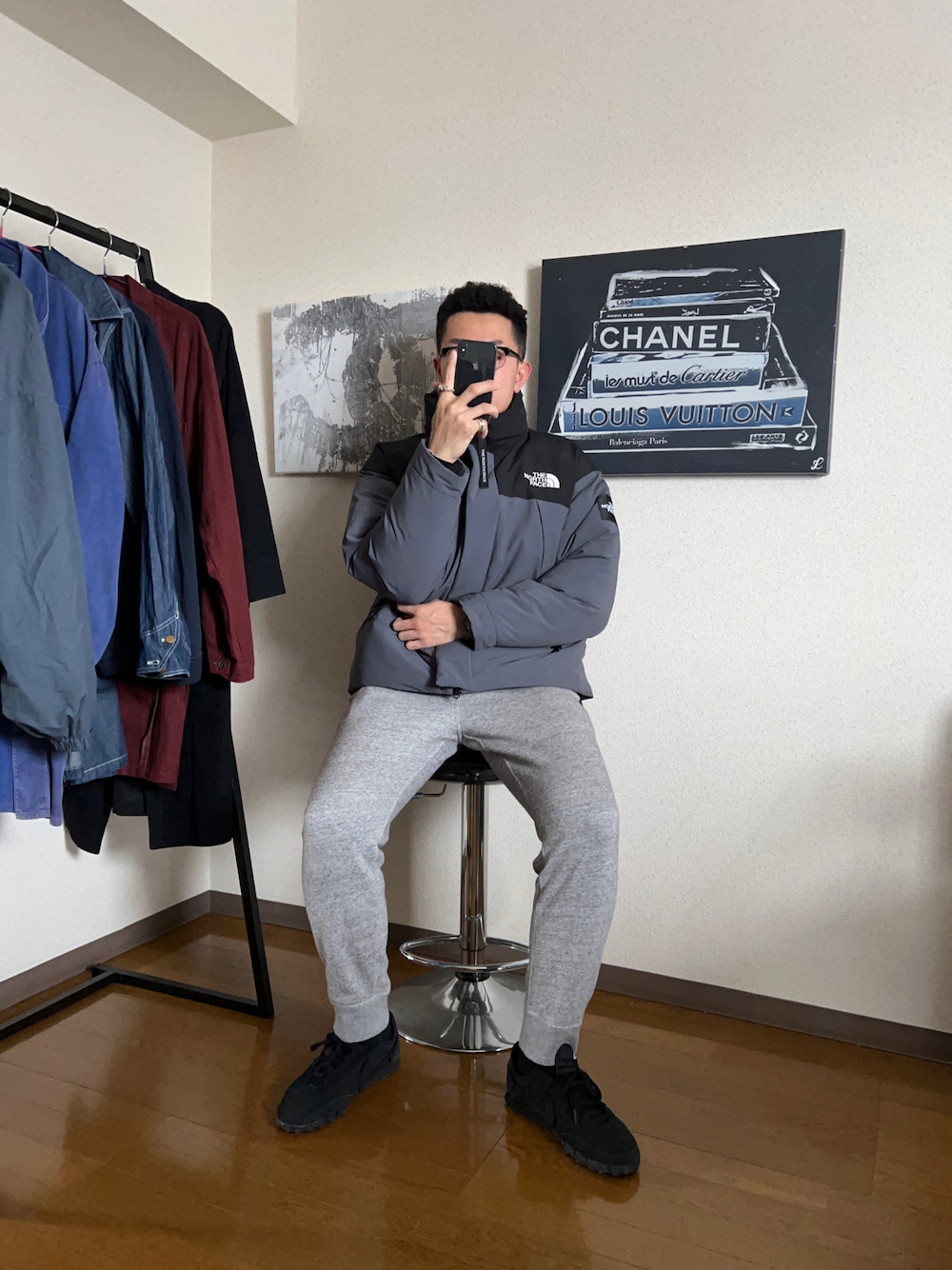グレー系のダウンジャケット/コート、グレー系のスウェットパンツを着用したメンズの冬コーディネートの1枚目の写真