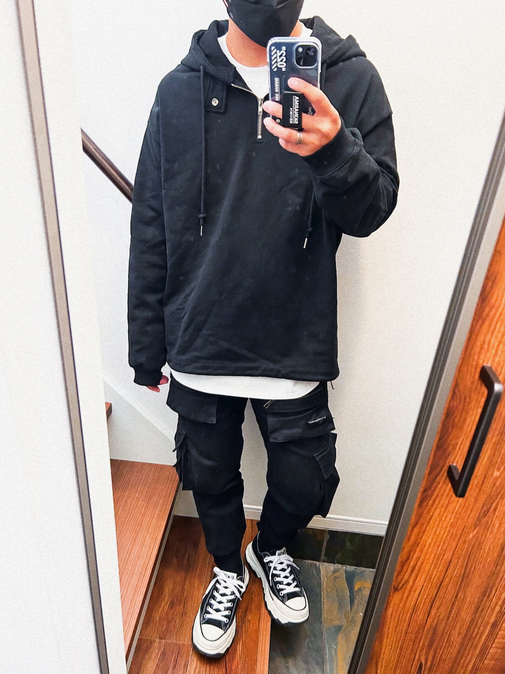 「ootd、ootdtw、秋服、カジュアル、カジュアルコーデ、ストリート、AIVER、converse、スニーカー、台湾、今日のコーデ、重ね着ベストシーズン」｜「AIVERのAIVER　ヘビーウエイトスウェットスノーパーカー（パーカー、ブラック系）」を使った、Tomo.twさん（メンズ・172cm）の秋コーディネートの1枚目の写真