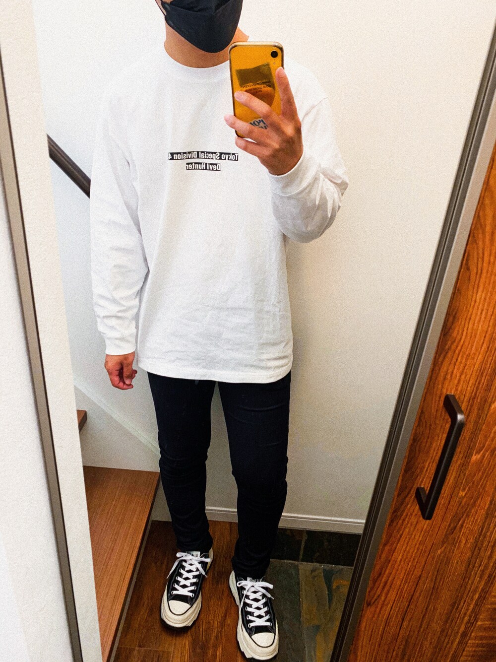 「ootd、ootdtw、UNIQLO、チェーンソーマン、カジュアルコーデ、オタク、スニーカー、スキニー、ストリート」｜「UNIQLOのアイテム（Tシャツ/カットソー、ホワイト系）」を使った、Tomo.twさん（メンズ・172cm）の秋コーディネートの1枚目の写真