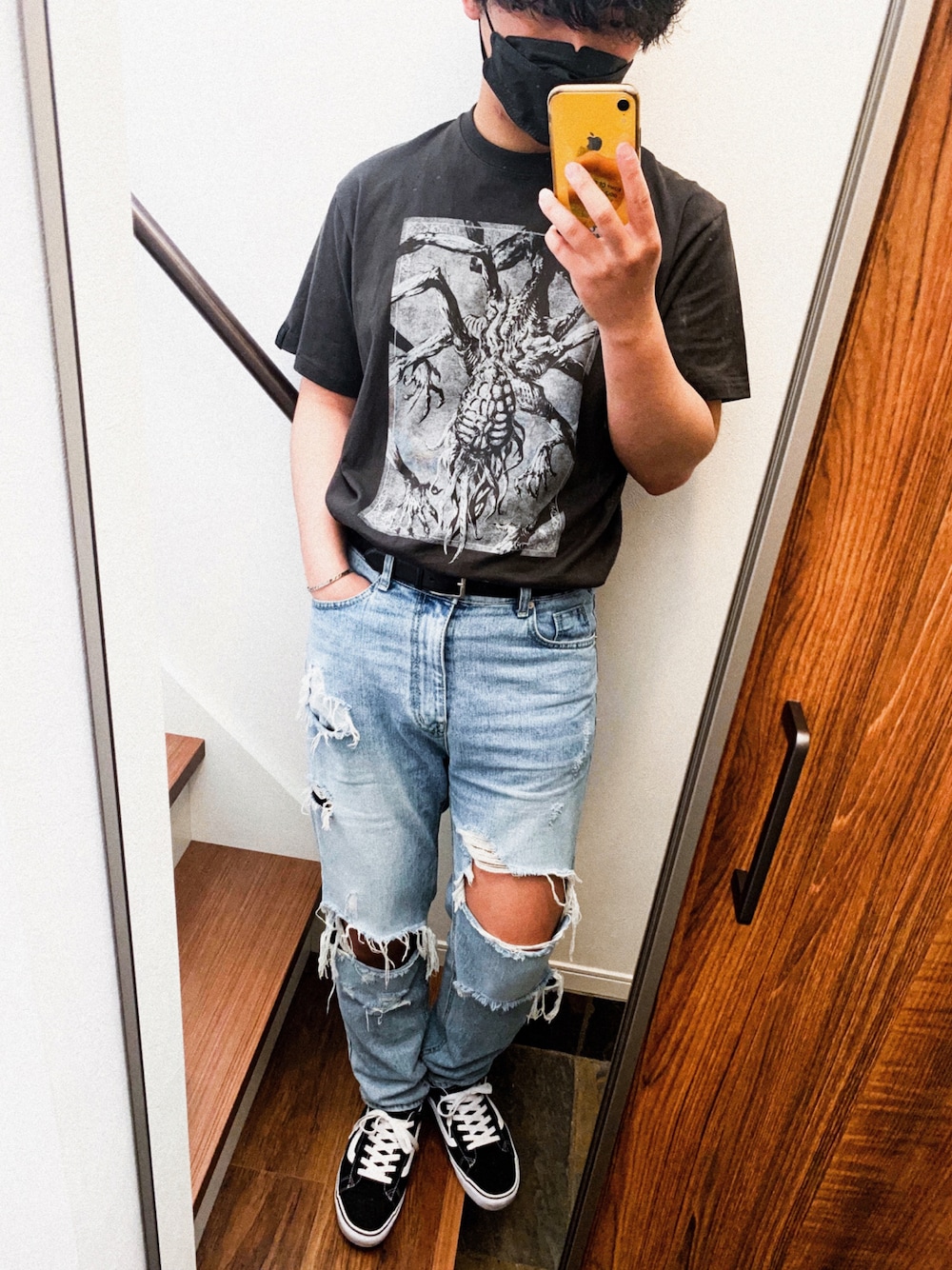「夏コーデ、シンプルスタイル、ootdtw、Tシャツ、夏、ブラッドボーン、Bloodborne、TORCH TORCH、VANS、オタク、オタクコーデ」｜「TORCH TORCHのアイテム（Tシャツ/カットソー、ブラック系）」を使った、Tomo.twさん（メンズ・172cm）の夏コーディネートの1枚目の写真