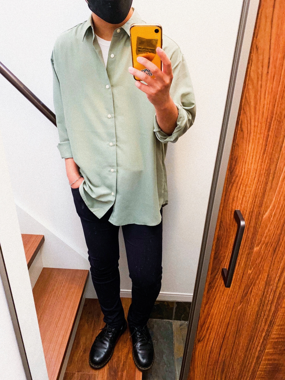 「ootd、ootdtw、シンプルコーデ、きれいめカジュアル、スキニー、Dr.Martens、GU、GUコーデ、プチプラ、シャツスタイル」｜「GUのアイテム（シャツ/ブラウス、グリーン系）」を使った、Tomo.twさん（メンズ・172cm）の秋コーディネートの1枚目の写真