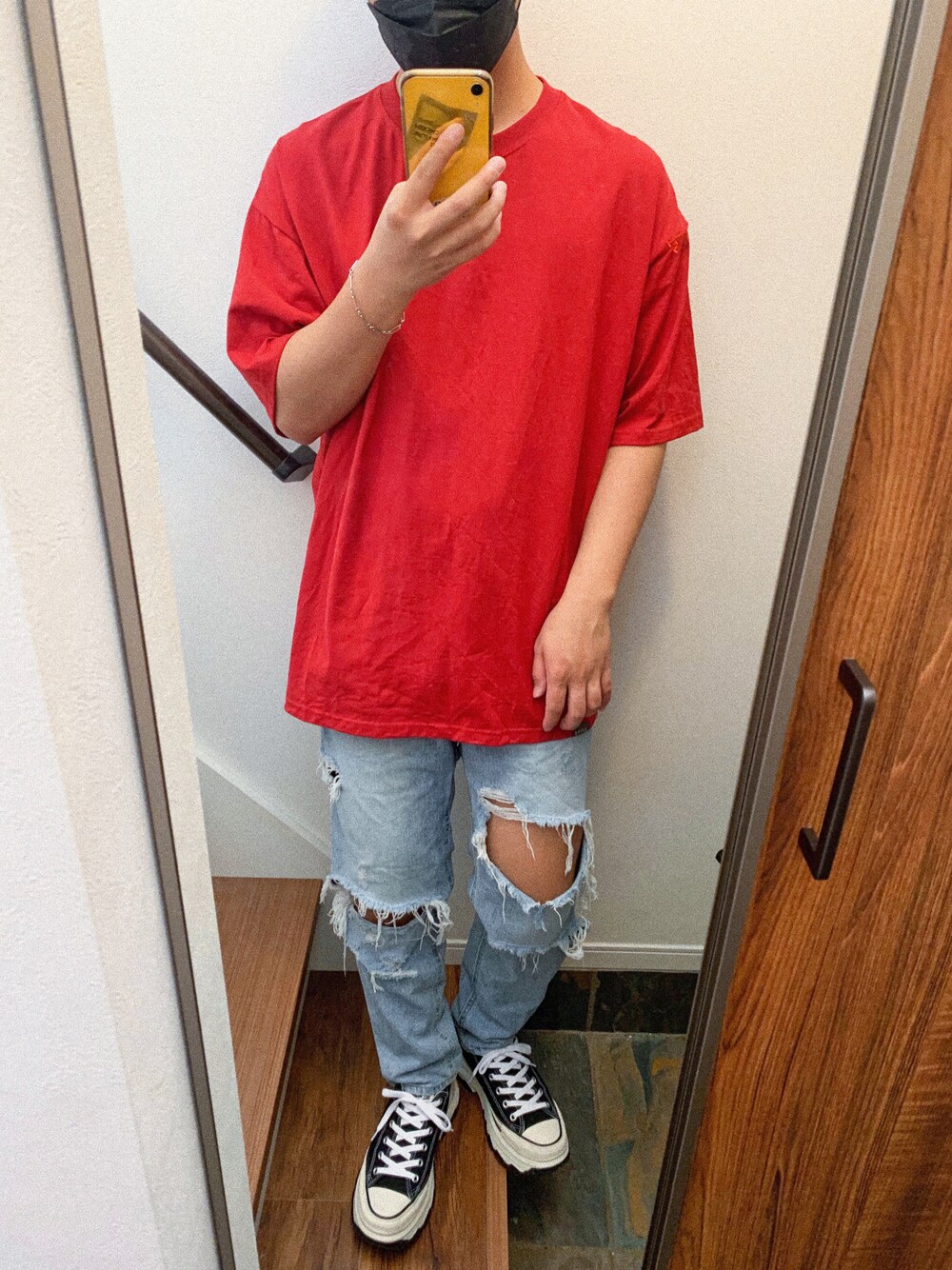 「シンプルコーデ、ootd、ootdtw、ストリート、AIVER、converse、コンバース、スニーカー、ダメージデニムパンツ、Tシャツ、オーバーサイズ」｜「AIVERのAIVER　シーム刺繍S/SビッグTEE（Tシャツ/カットソー、レッド系）」を使った、Tomo.twさん（メンズ・172cm）の秋コーディネートの1枚目の写真