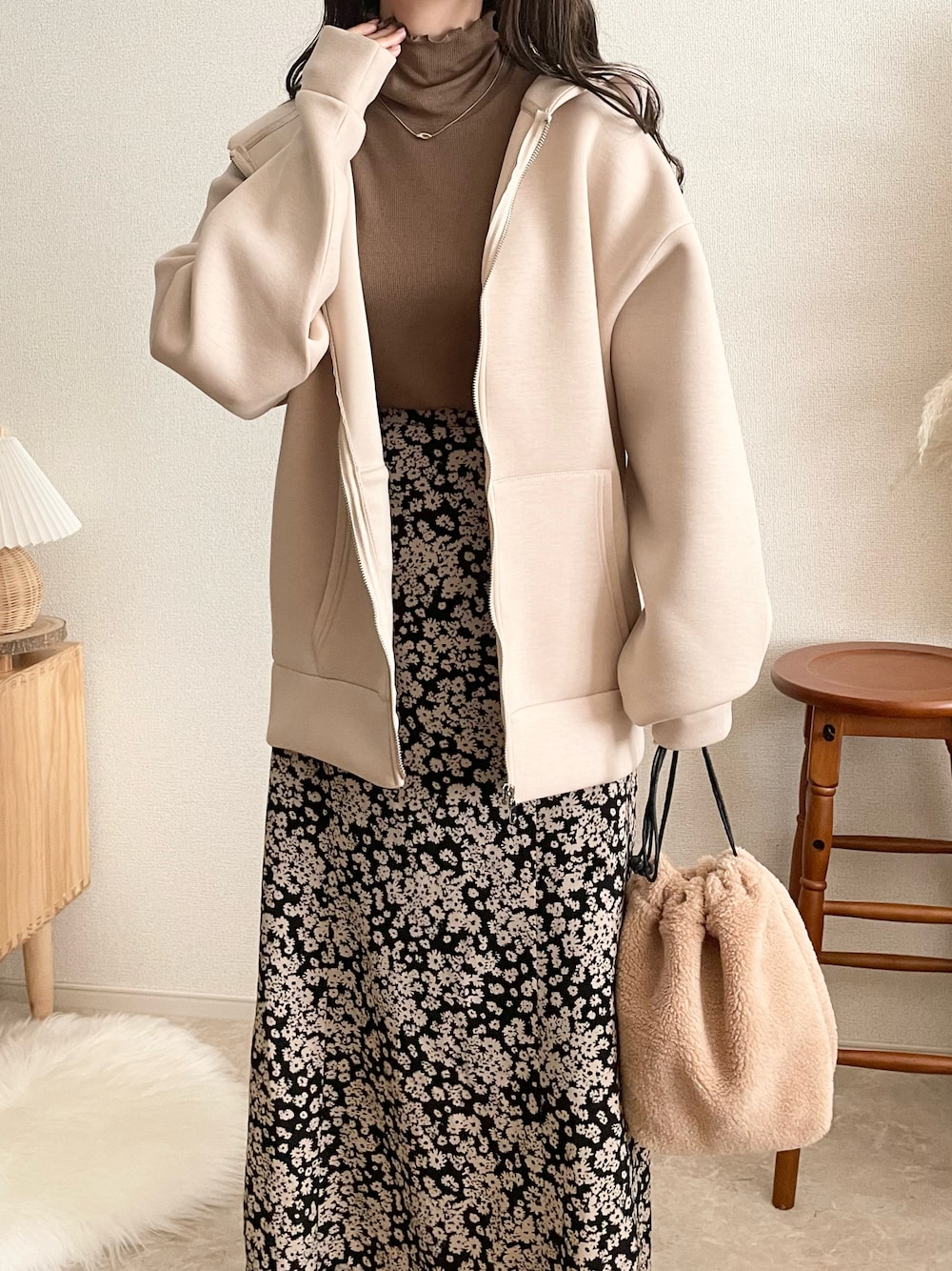 ベージュ系のパーカーを着用したレディースの秋コーディネートの1枚目の写真