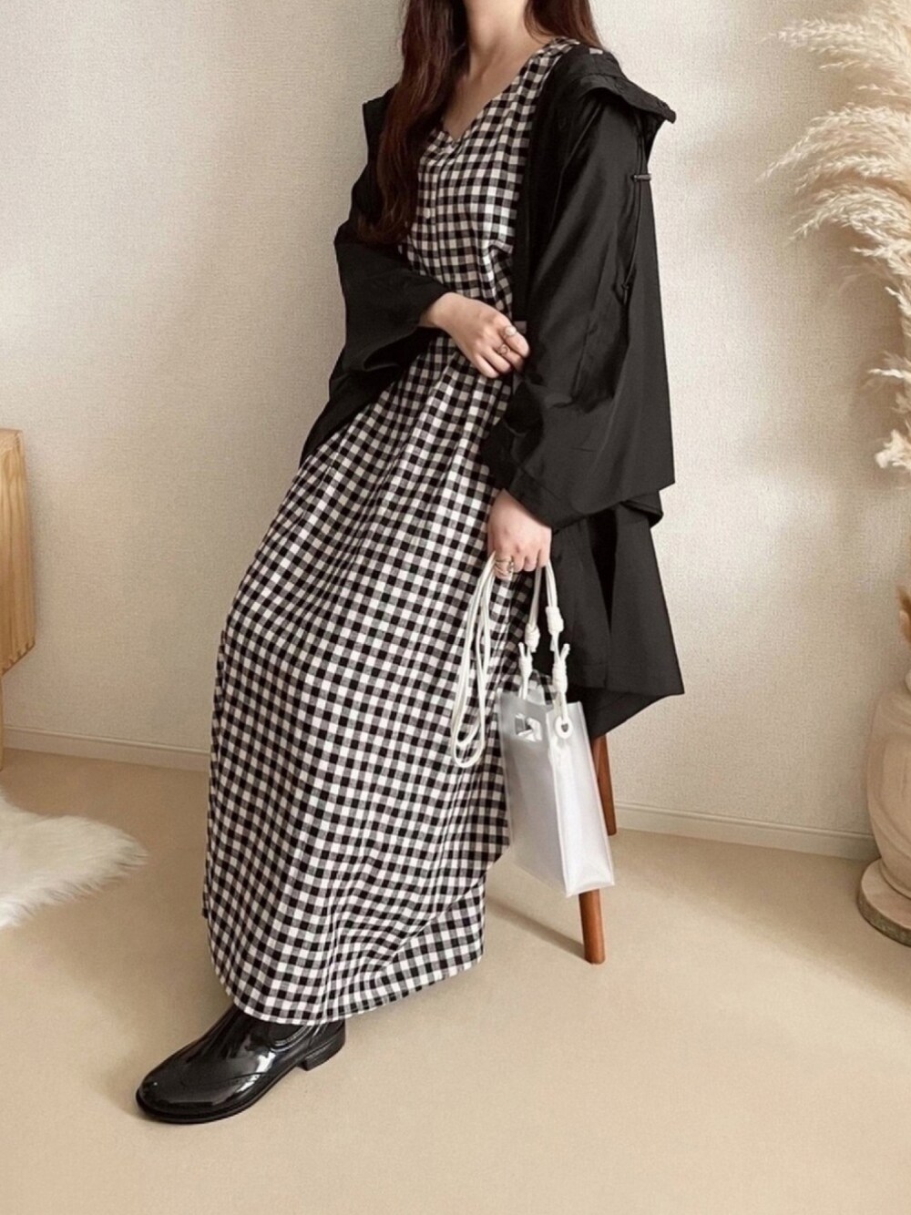 「Traditional Weatherwear、Sonny　Label、雨の日コーデ、レインポンチョ、チェックワンピース、ロングワンピース」｜「Traditional WeatherwearのRENFREW PACKABLE（その他アウター、ブラック系）」を使った、TOMOさん（レディース・154cm）の夏コーディネートの1枚目の写真