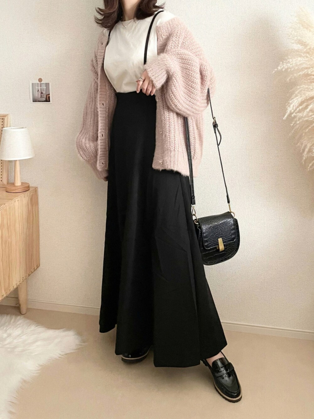 「カーディガン、サロペット、ローファー、レイヤードスタイル、natural couture、秋コーデ、オトナ女子、低身長女子、秋服準備はじめました、UNFIELD」｜「natural coutureのクリア釦ふわモコカラーカーディガン（カーディガン/ボレロ、ベージュ系）」を使った、TOMOさん（レディース・154cm）の秋コーディネートの1枚目の写真
