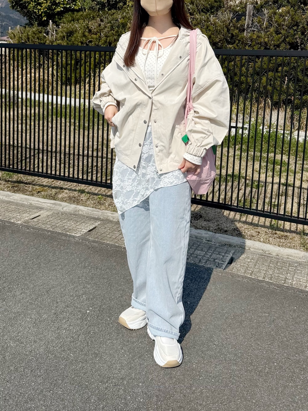 ホワイト系のマウンテンパーカー、ホワイト系のTシャツ/カットソーを着用したレディースの春コーディネートの1枚目の写真