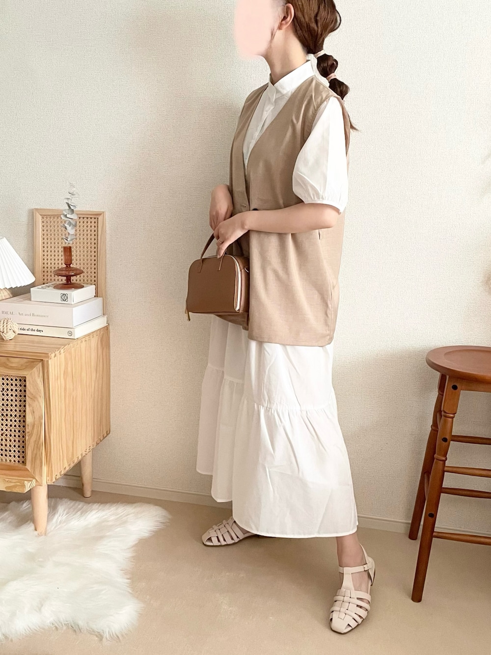 「apresjour、アプレジュール、ベスト、ティアードワンピース、アプレの靴、足が痛くならない靴、ベージュコーデ、ワントーンコーデ、レイヤードスタイル、グルカサンダル」｜「apres jourのリネンライクジレ【ZOZOTOWN限定アイテム】（ベスト、ベージュ系）」を使った、TOMOさん（レディース・154cm）の夏コーディネートの1枚目の写真