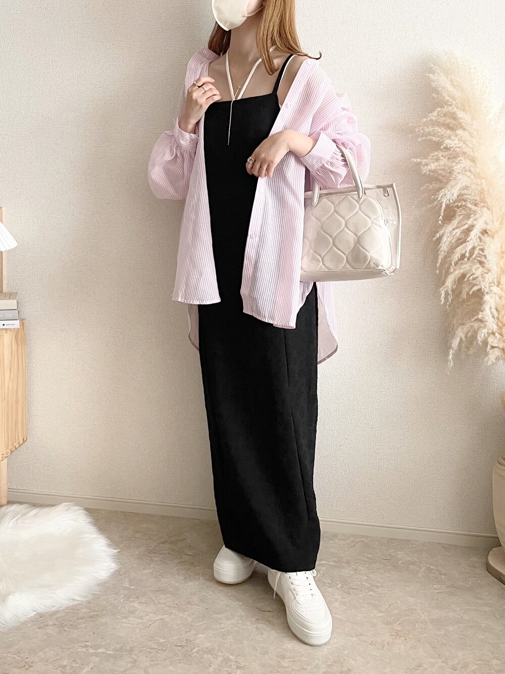 「tiptop、tiptop_pocket、tipコーデ、キャミワンピース、シアーシャツ、ストライプシャツ、タンクトップ、レイヤードスタイル、クリアバッグ、ピンクコーデ」｜「tiptopのキャミワンピース（ワンピース、ブラック系）」を使った、TOMOさん（骨格ウェーブ・レディース・154cm）の春コーディネートの1枚目の写真