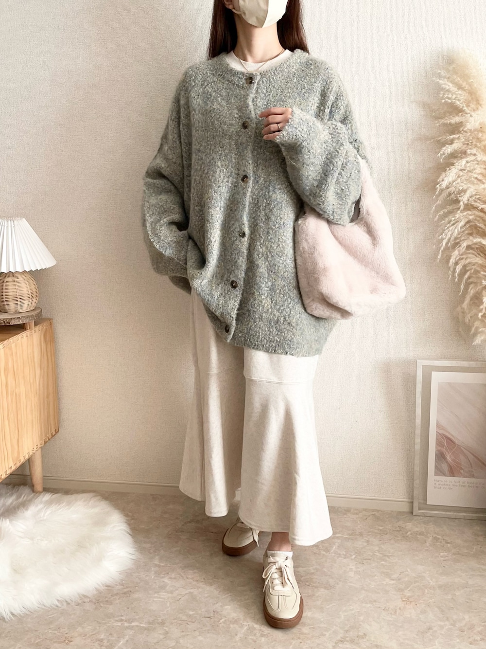 グレー系のカーディガン/ボレロ、グレー系のワンピースを着用したレディースの秋コーディネートの1枚目の写真