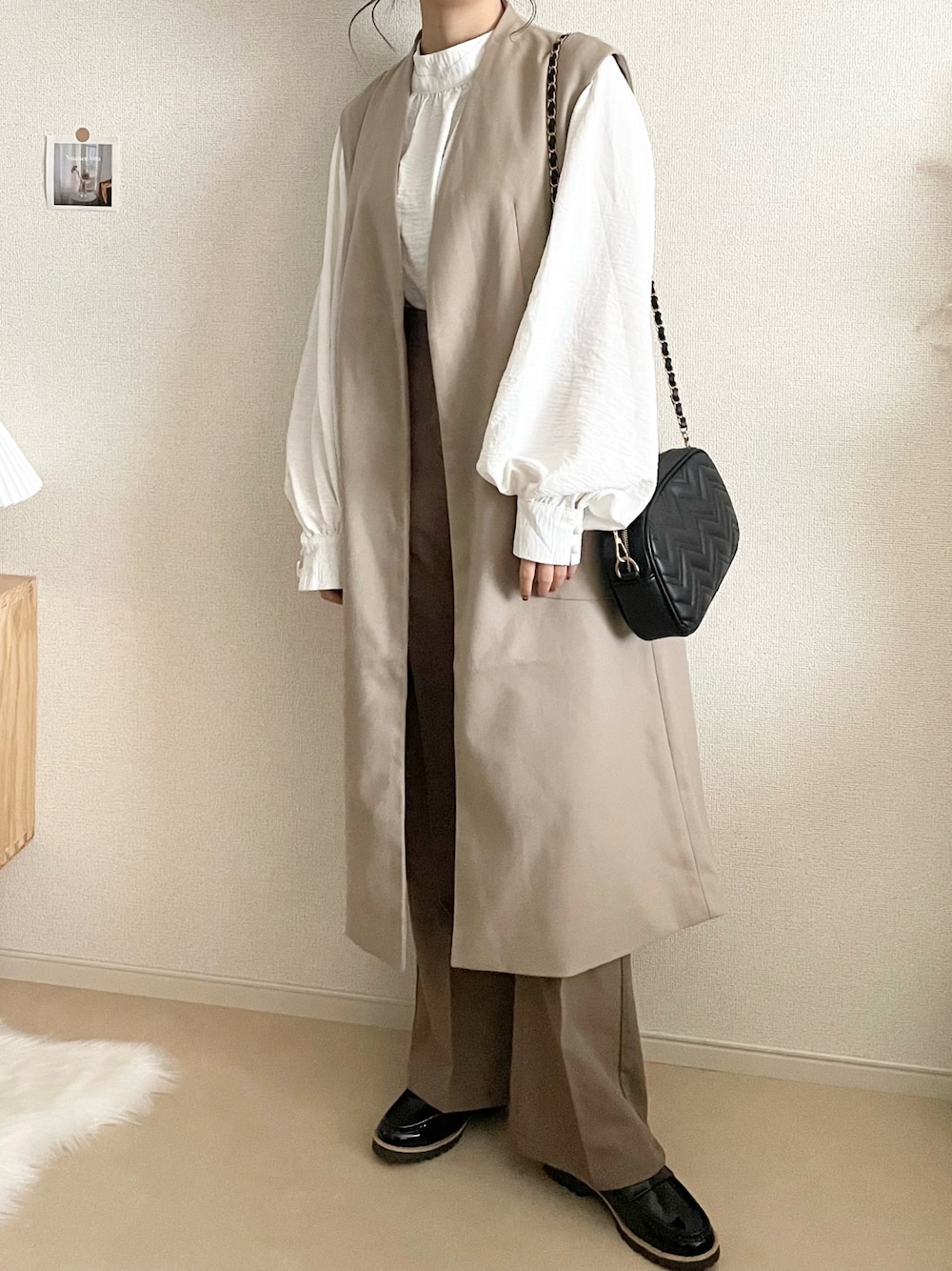「olu.、ジレ、ロングジレ、淡色コーデ、淡色女子、ワントーンコーデ、秋冬コーデ、オトナ女子、秋コーデ、ローファー、ネックレス」｜「olu.のアイテム（ベスト、ベージュ系）」を使った、TOMOさん（レディース・154cm）の秋コーディネートの1枚目の写真