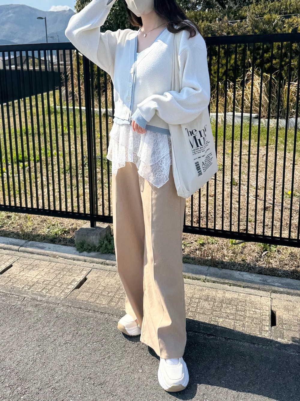 ホワイト系のカーディガン/ボレロを着用したレディースの春コーディネートの1枚目の写真