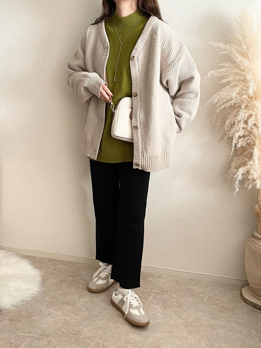 ベージュ系のニット/セーターを着用したレディースの冬コーディネートの1枚目の写真