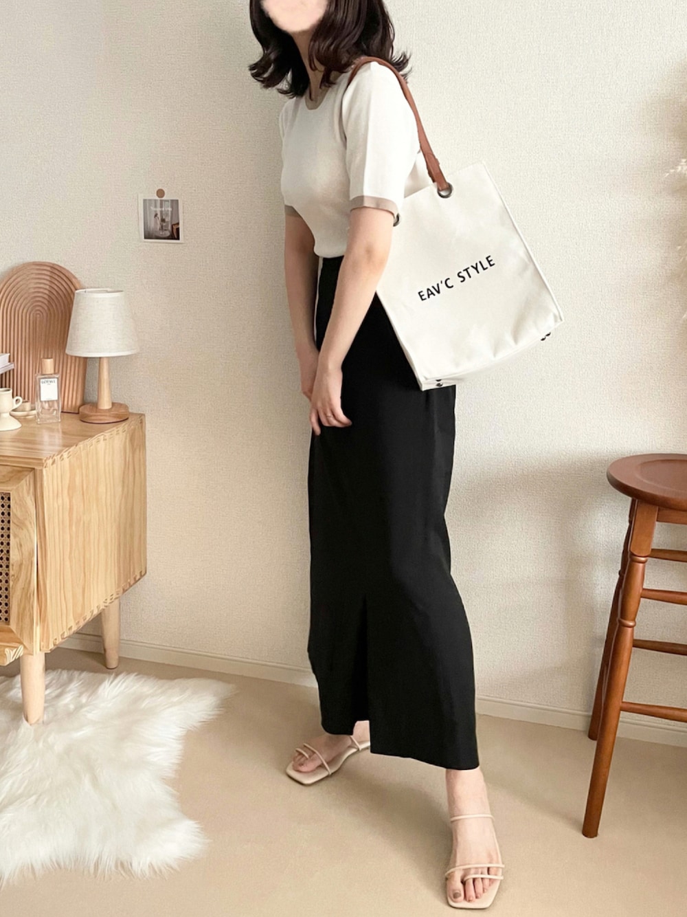 ホワイト系のTシャツ/カットソー、ブラック系のその他パンツ、ホワイト系のサンダルを着用したレディースの秋コーディネートの1枚目の写真