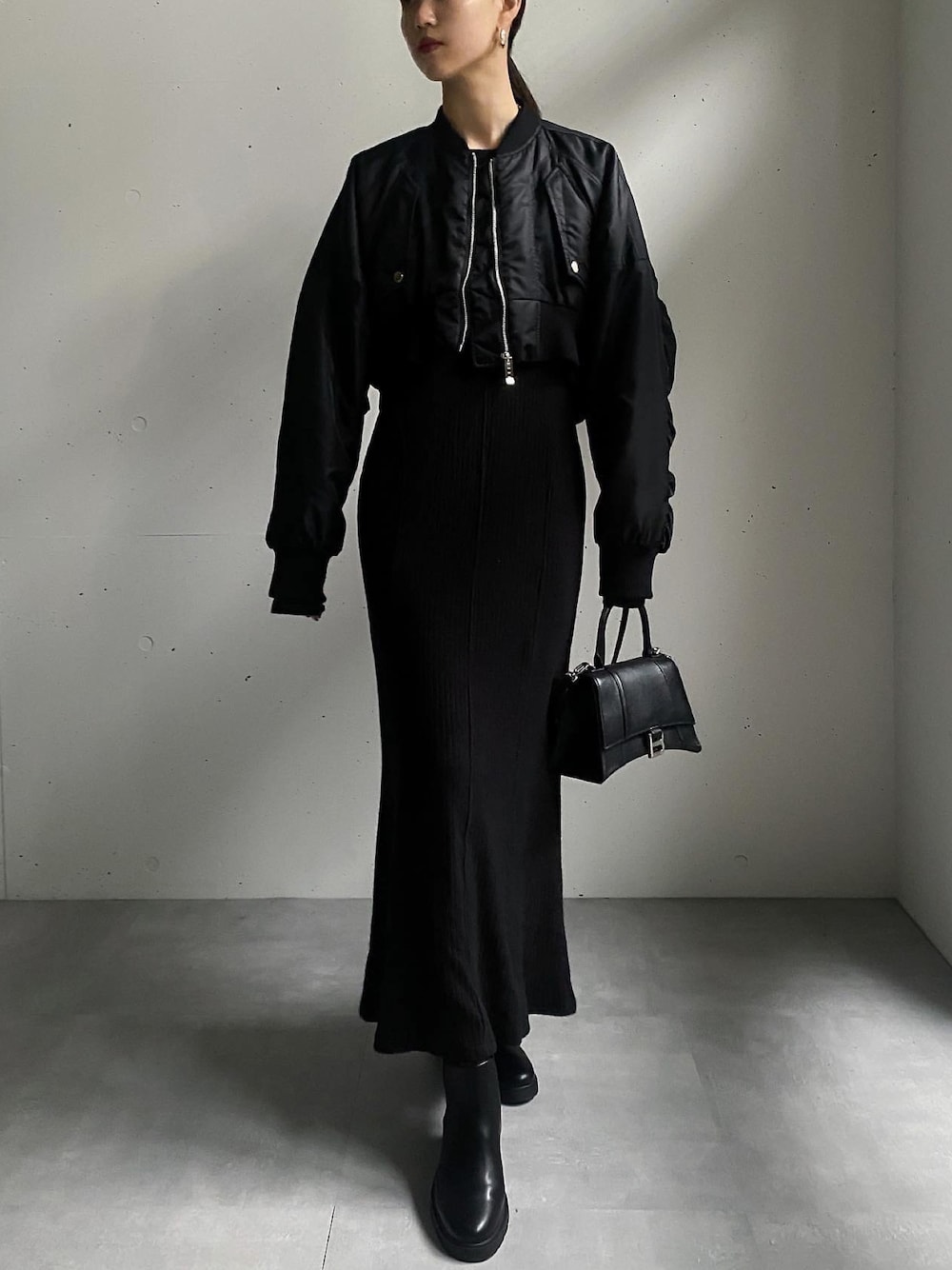 【カジュアル×フェミニン】BALENCIAGA ハンドバッグ 大人コーデ バレンシアガ」の大人っぽいモード感が今欲しい | CLASSY
