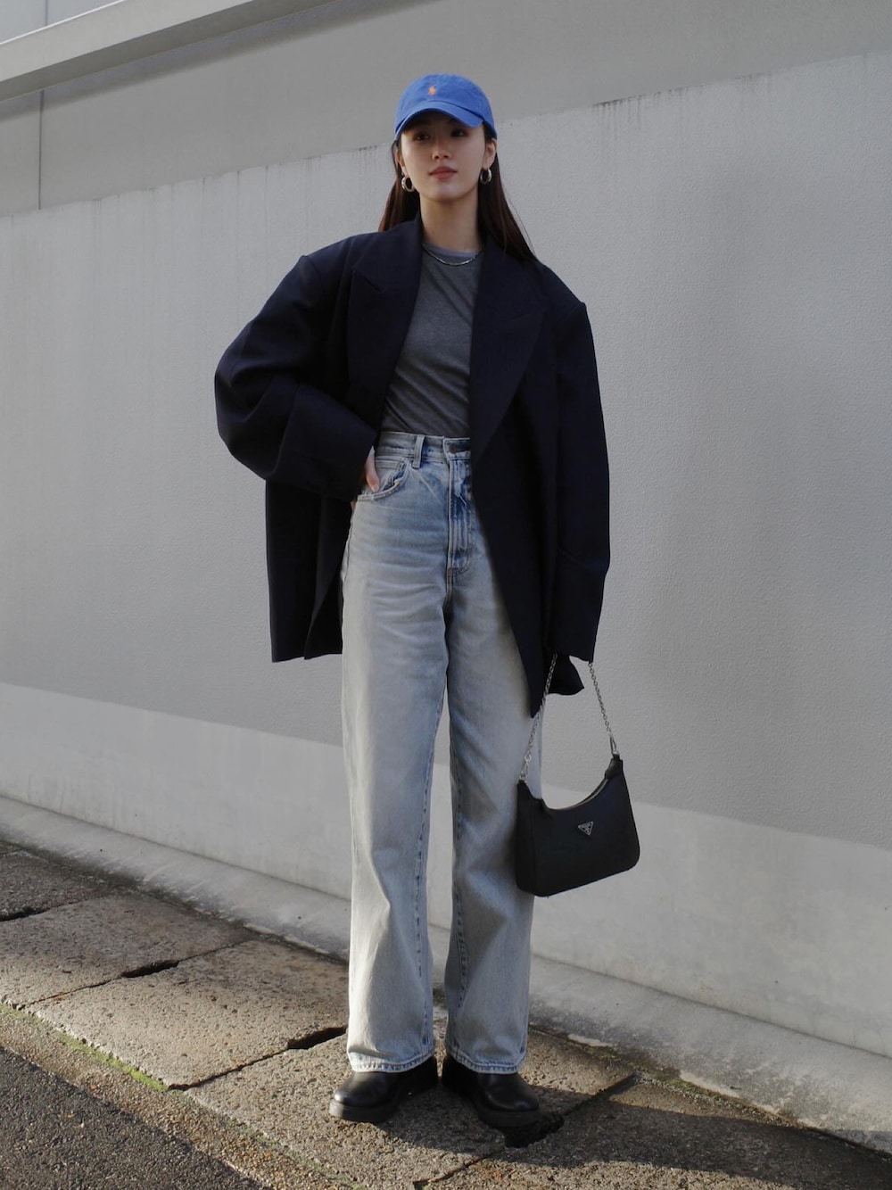 「着回しコーデ、春服コーデ、デニム、ジャケット、キャップ、差し色コーデ、シンプルコーデ」｜「PLUSのPLUSシアードッキングトップス（Tシャツ/カットソー、グレー系）」を使った、K A R E Nさん（レディース・167cm）の冬コーディネートの1枚目の写真