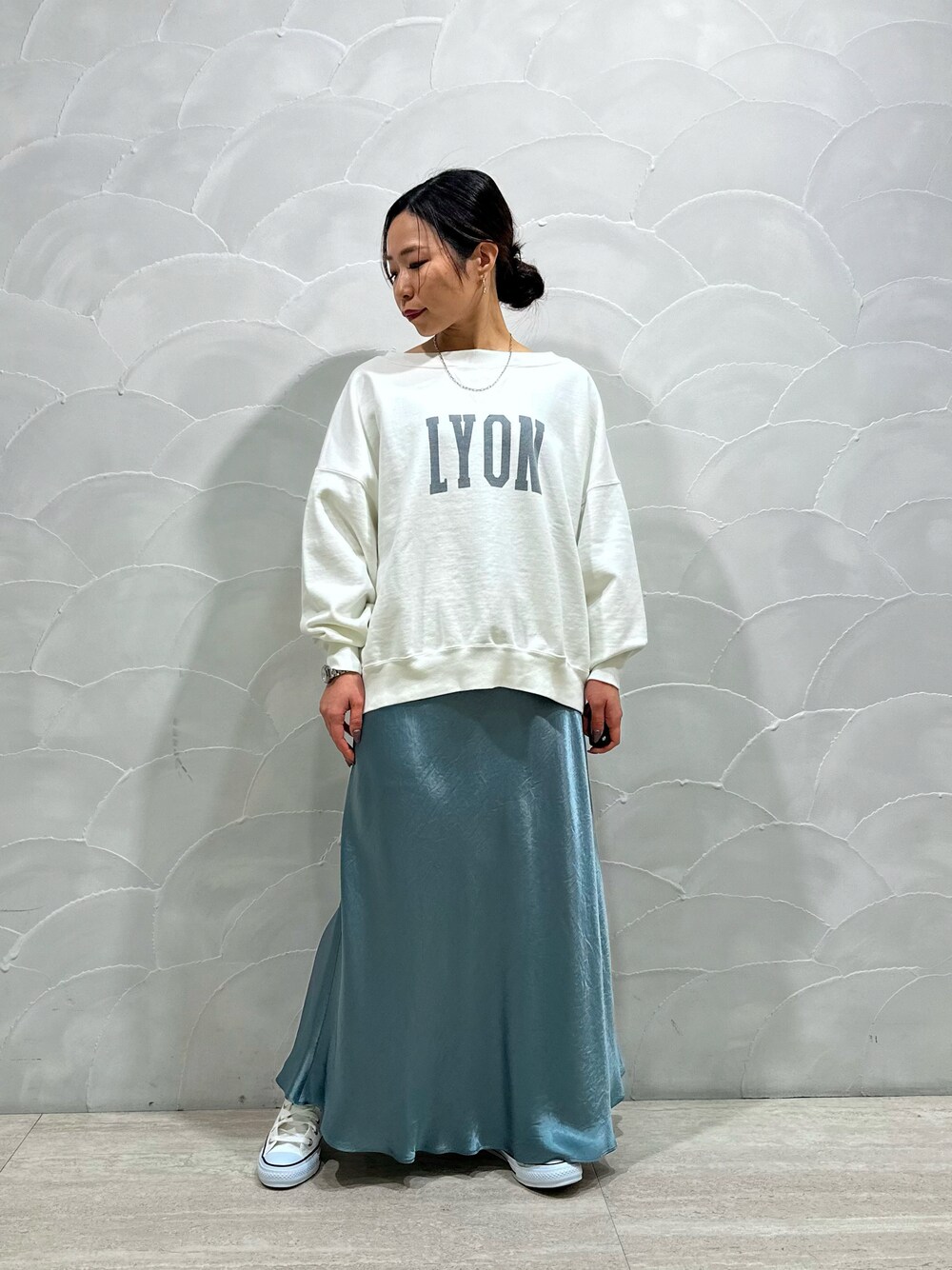 「オトナカジュアル、ロゴスウェット、ロゴ、スウェット、スウェットコーデ、REMI RELIEF、レミレリーフ、低身長、低身長コーデ、ルージュヴィフ、Rougevif、マーメイドスカート、ロングスカート、シンプル、カラー×コーデ」｜「REMI RELIEFの【REMI RELIEF/レミレリーフ】 別注リラクシースウェット（スウェット、ホワイト系）」を使った、yuguさん（骨格ウェーブ・レディース・149cm）の冬コーディネートの1枚目の写真