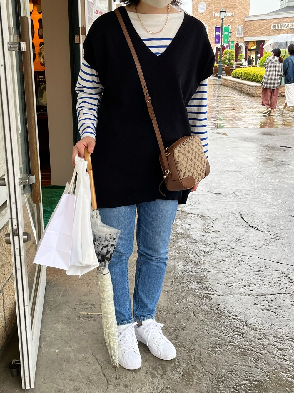 「UNIQLO、ボーダー、春服」｜「GLOBAL WORKのサイドベルトベスト/262126（ベスト、ブラック系）」を使った、瑛さん（レディース・161cm）の春コーディネートの1枚目の写真