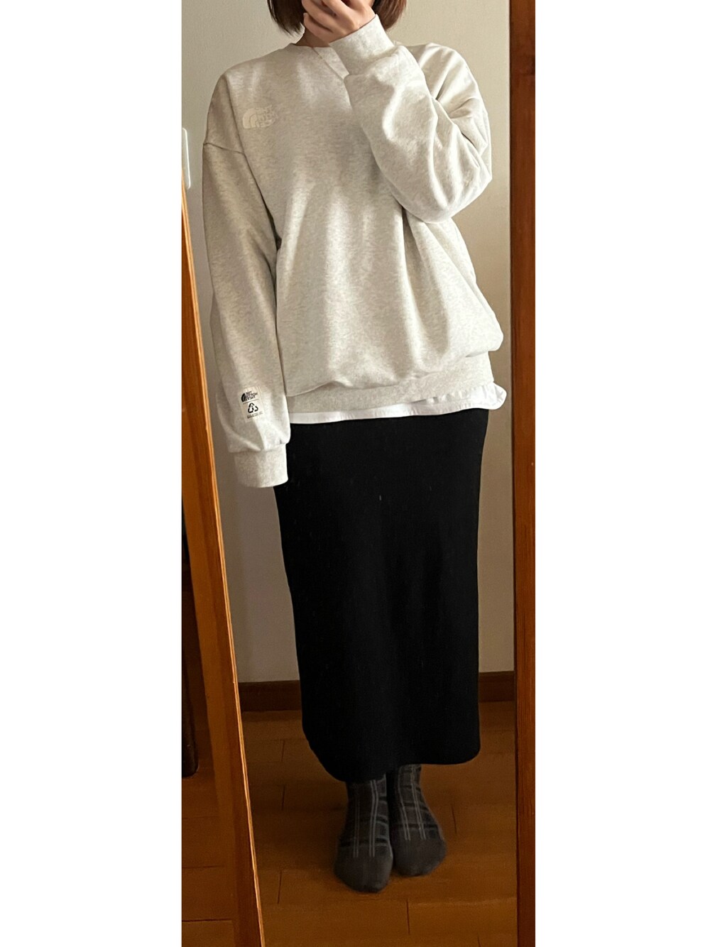 「THE NORTH FACE、スウェット、タイトスカート、シンプルコーデ、大人カジュアル」｜「THE NORTH FACEのTHE NORTH FACE / ECO BONNEY SWEATSHIRTS（スウェット、ベージュ系）」を使った、瑛さん（レディース・161cm）の春コーディネートの1枚目の写真