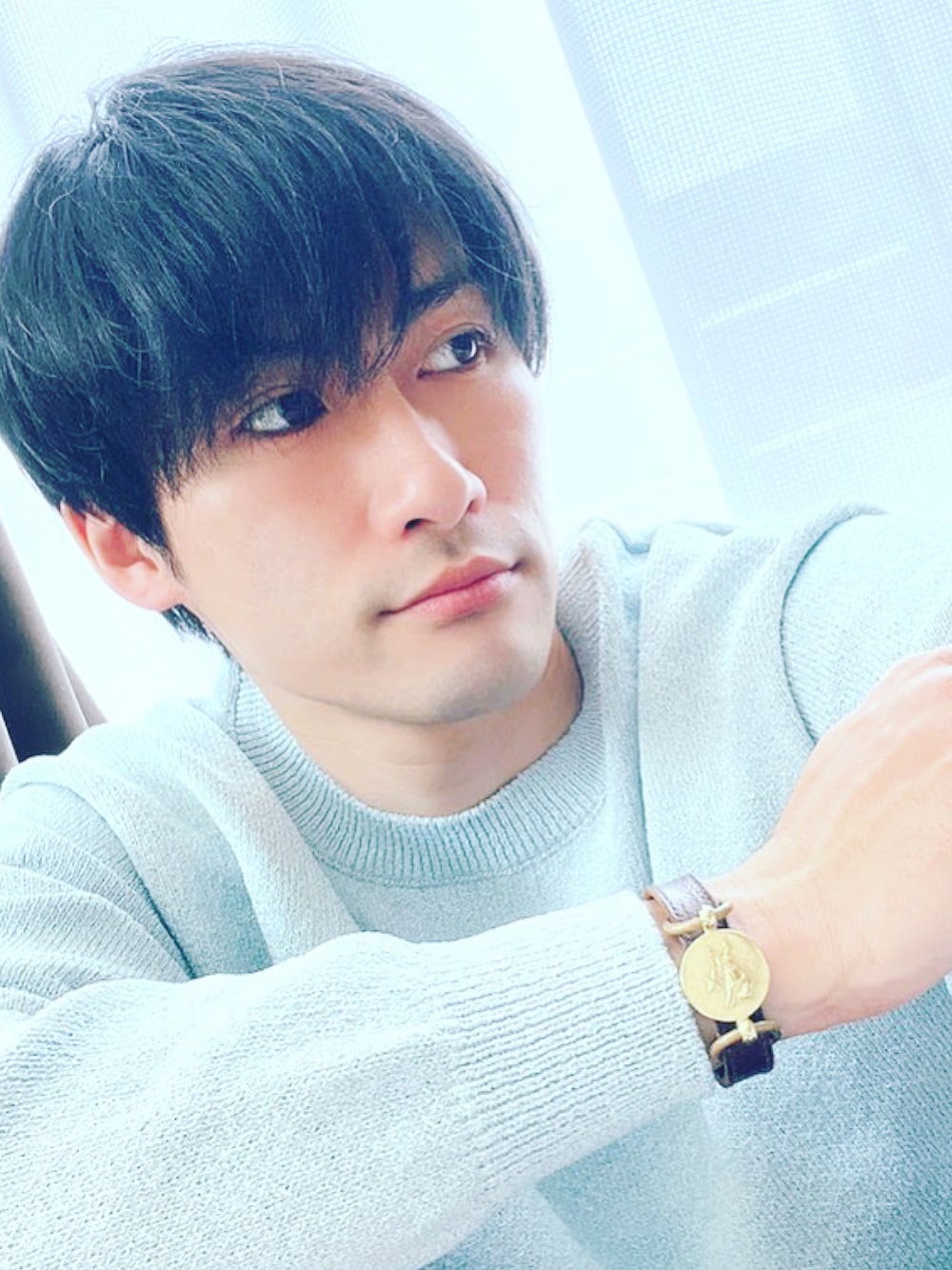 「はるコーデ、シンプル、休日スタイル、淡色コーデ」｜「IL BISONTEのアイテム（ブレスレット、ブラウン系）」を使った、平松拓人さん（メンズ・178cm）の春コーディネートの1枚目の写真