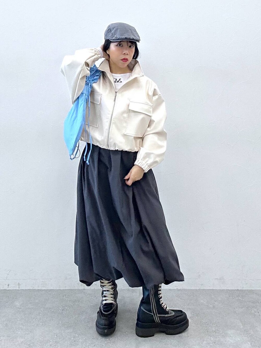 「春コーデ、スカート、アウター、春アウター、低身長、高見え、韓国系、休日コーデ、骨格ストレート、ベーシック/シンプル、カジュアル、おでかけ、大人カジュアル、韓国ファッション、レザー」｜「ALANDのLime Like／Purring Bag（ホーボーBAG）（ショルダーバッグ、ブルー系）」を使った、Ｍ Ｏ Ｅ Ｋ Ｏさん（レディース・150cm）の春コーディネートの1枚目の写真
