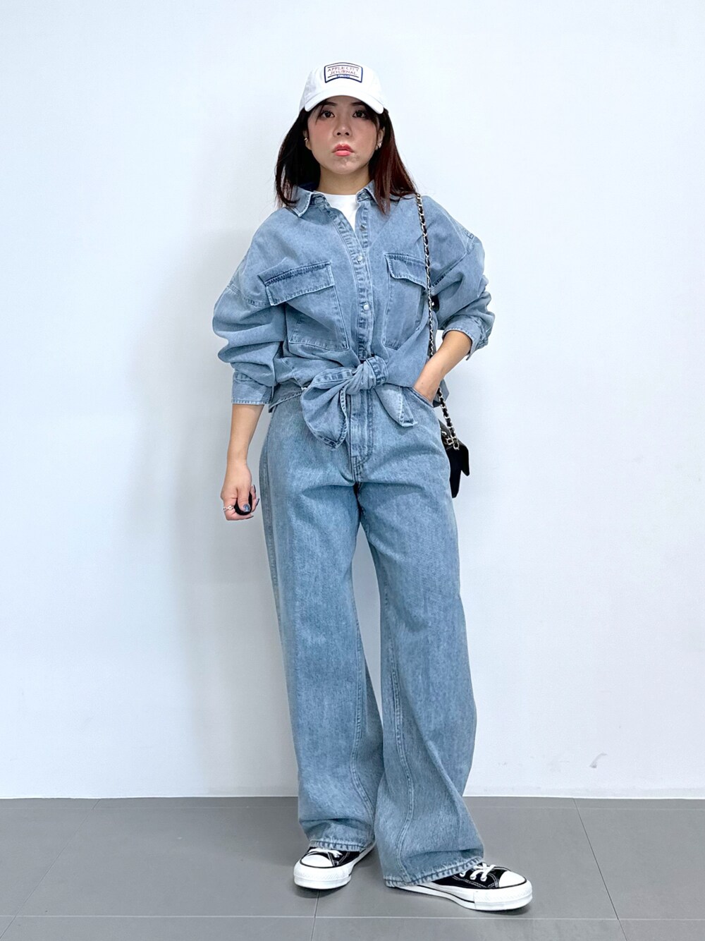 「デニム、デニムパンツ、キャップ、大人カジュアル、デニムオンデニム、スニーカーコーデ、休日スタイル、休日コーデ、シャツスタイル、シャツコーデ、ワイドデニム、オトナカジュアル、おでかけコーデ、低身長、低身長コーデ」｜「saloonのSALOON(サルーン)/　8OZデニムシャツ（シャツ/ブラウス、ブルー系）」を使った、Ｍ Ｏ Ｅ Ｋ Ｏさん（レディース・150cm）の春コーディネートの1枚目の写真