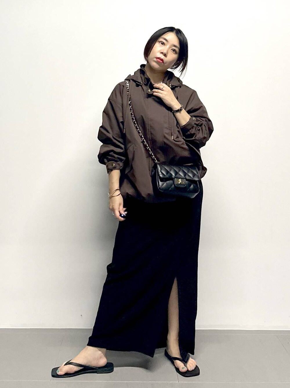 「高見え、カジュアル、骨格ストレート、ベーシック/シンプル、スカート、マウンテンパーカー、アウター、春コーデ、春アウター、秋コーデ、サンダル、おでかけ、休日コーデ、大人カジュアル、低身長」｜「saloonのSALOON(サルーン)/　キルティングチェーンバッグ（ショルダーバッグ、ブラック系）」を使った、Ｍ Ｏ Ｅ Ｋ Ｏさん（レディース・150cm）の夏コーディネートの1枚目の写真