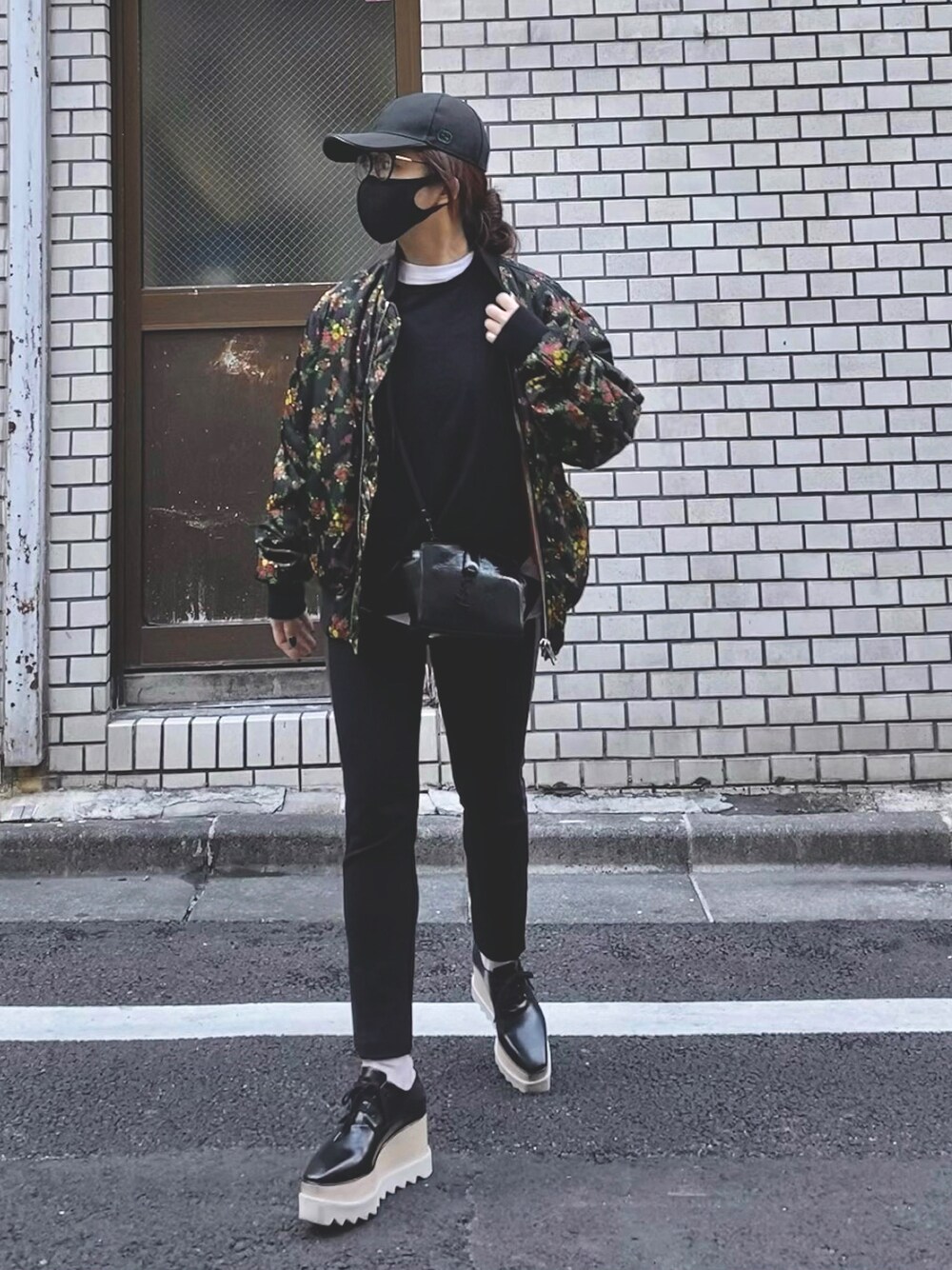「休日コーデ、パンツコーデ、低身長、ブラックコーデ、ブルゾン、厚底シューズ、キャップ、めがね、オールブラック、靴下コーデ、レイヤードスタイル、スウェット、花柄、モノトーンコーデ、モード」｜「ZARAのアイテム（パンツ、ブラック系）」を使った、Ｍ Ｏ Ｅ Ｋ Ｏさん（レディース・150cm）の秋コーディネートの1枚目の写真
