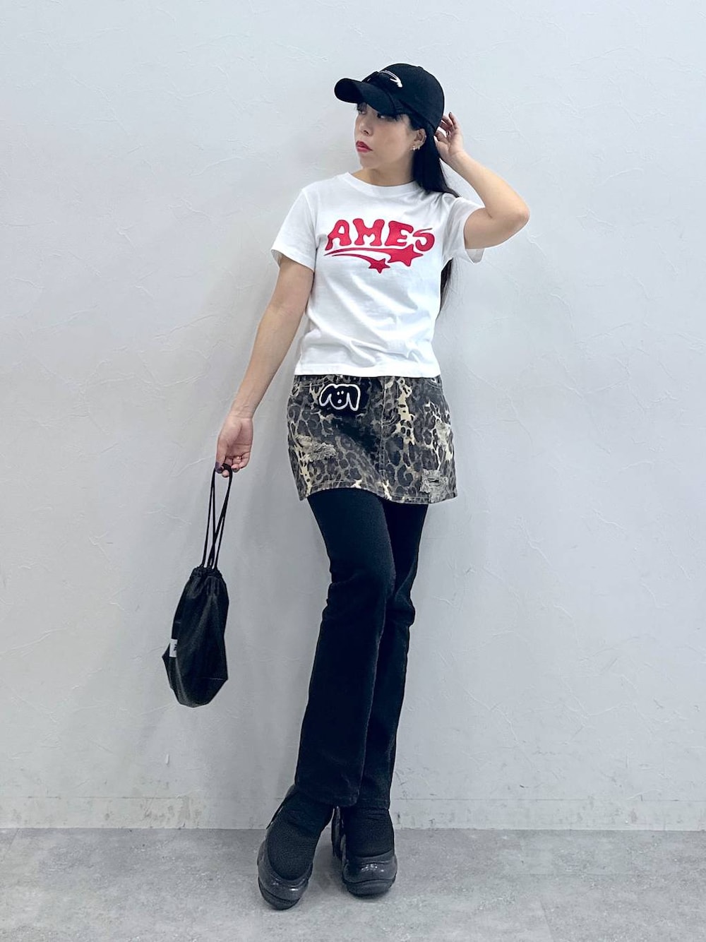 「低身長、高見え、韓国系、休日コーデ、骨格ストレート、ベーシック/シンプル、カジュアル、おでかけ、大人カジュアル、韓国ファッション、Tシャツ、レイヤードスタイル、夏コーデ、キャップ、厚底シューズ」｜「ALANDのALAND×INAPSQUARE／フカフカキーホルダー（キーホルダー、その他）」を使った、Ｍ Ｏ Ｅ Ｋ Ｏさん（レディース・150cm）の春コーディネートの1枚目の写真
