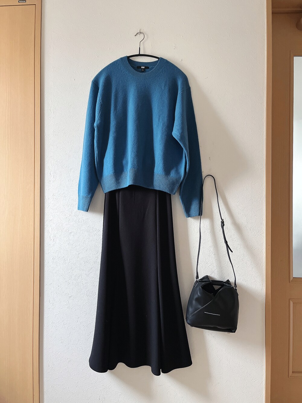 「シンプル、ブルー、ニット、マーメイドスカート、UNIQLO、blate、アウター、moment+、着回しコーデ、低身長、ショルダーバッグ」｜「UNIQLOのアイテム（ニット/セーター、ブルー系）」を使った、teey+さん（レディース・155cm）の冬コーディネートの1枚目の写真