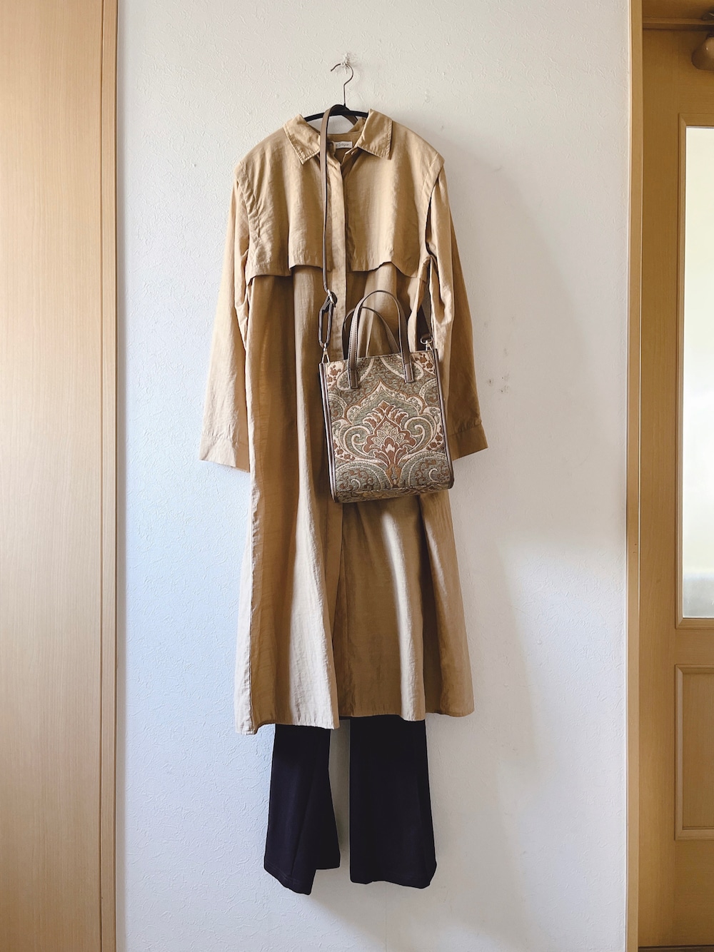 「シャツワンピ、センタープレスパンツ、プチプラ、bonjour sagan、GRL、ショルダーバッグ、ペイズリー柄、淡色コーデ、オトナ女子、秋冬コーデ、低身長、着回しコーデ」｜「Bonjour Saganの【2021新作 Pre Autumn】WEARISTA POCO × Bonjour Sagan ヨークデザインシャツワンピース（シャツワンピース、ブラウン系）」を使った、teey+さん（レディース・155cm）の秋コーディネートの1枚目の写真