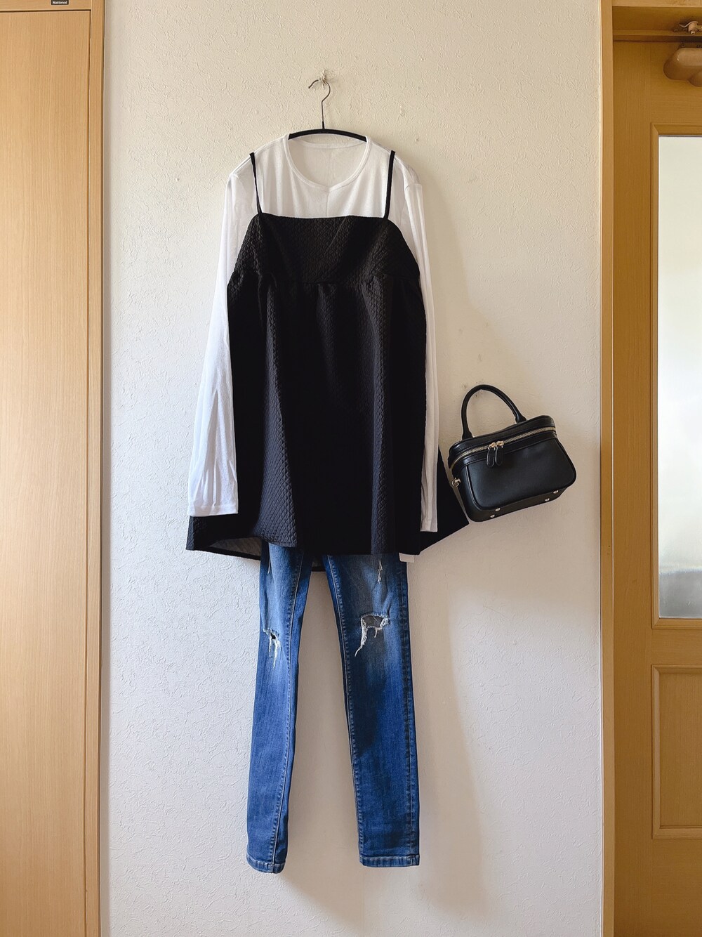 「シアートップス、チュニックキャミ、ダメージデニムパンツ、ダークエンジェル、Ada.、ZARA、バニティバッグ、秋のコーデ、オトナ女子、低身長、シンプル」｜「ダークエンジェルのアイテム（トップス、ホワイト系）」を使った、teey+さん（レディース・155cm）の秋コーディネートの1枚目の写真