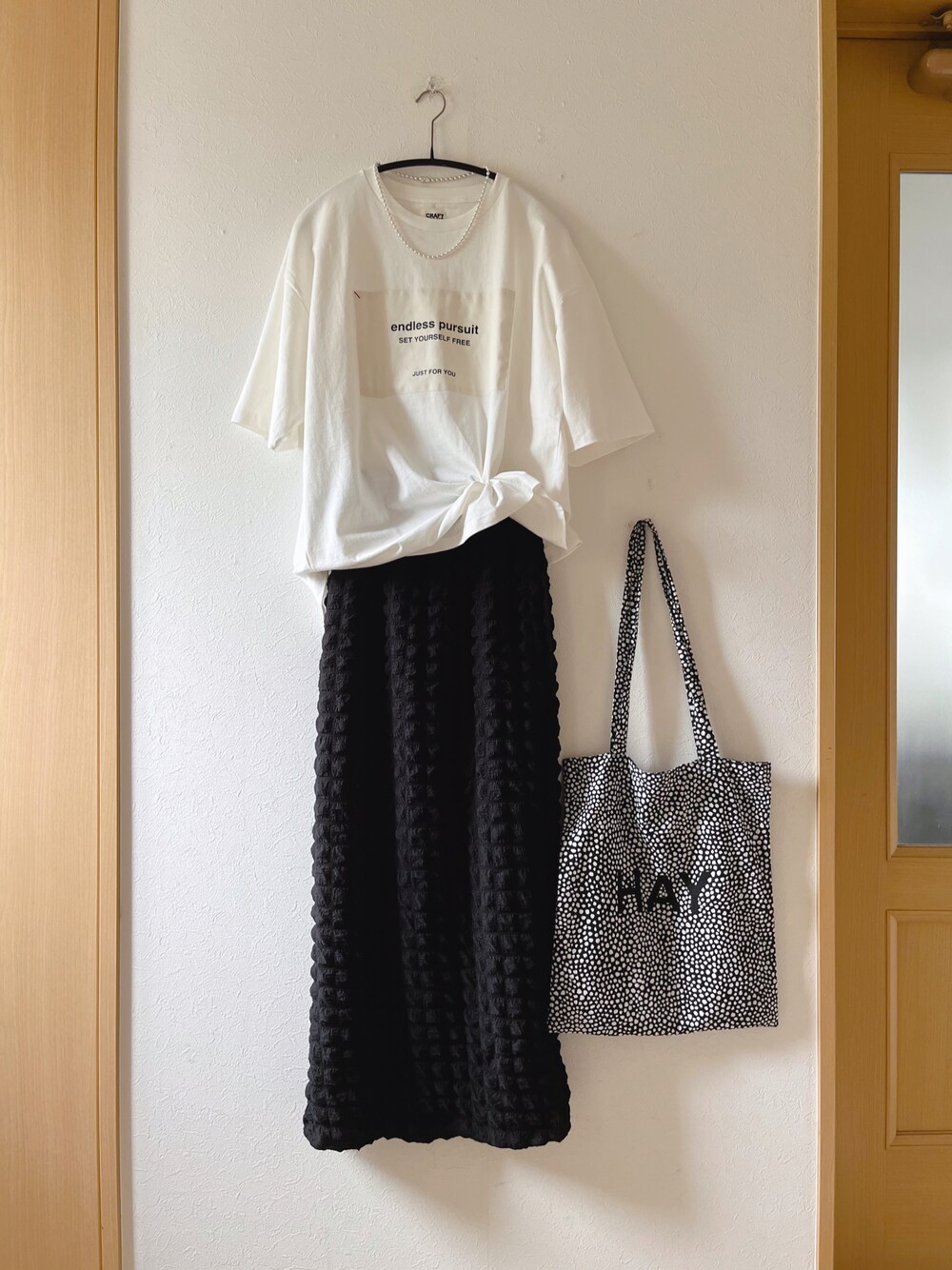 「ロゴT、ポコポコスカート、CRAFT STANDARD BOUTIQUE、プチプラ、シンプル、モノトーン、hayトート、低身長、オトナ女子」｜「CRAFT STANDARD BOUTIQUEのBOUTIQUE TEE-I（Tシャツ/カットソー、ホワイト系）」を使った、teey+さん（レディース・155cm）の秋コーディネートの1枚目の写真