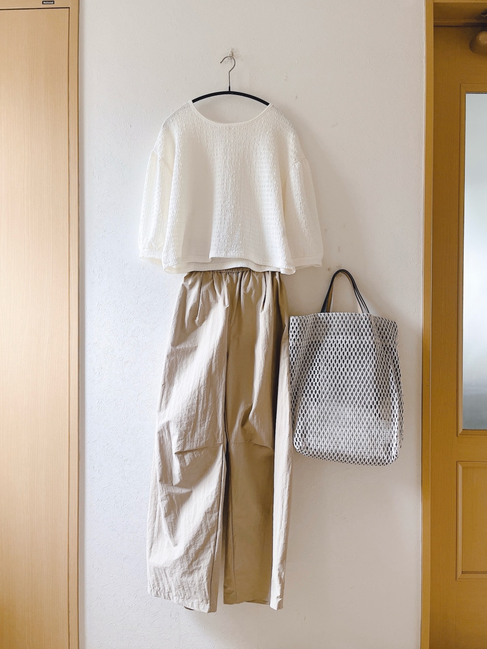「トップス、カーブパンツ、しまむら、omekashi、シンプル、着回しコーデ、低身長、オトナ女子、メッシュバッグ」｜「しまむらのアイテム（トップス、ホワイト系）」を使った、teey+さん（レディース・155cm）の夏コーディネートの1枚目の写真