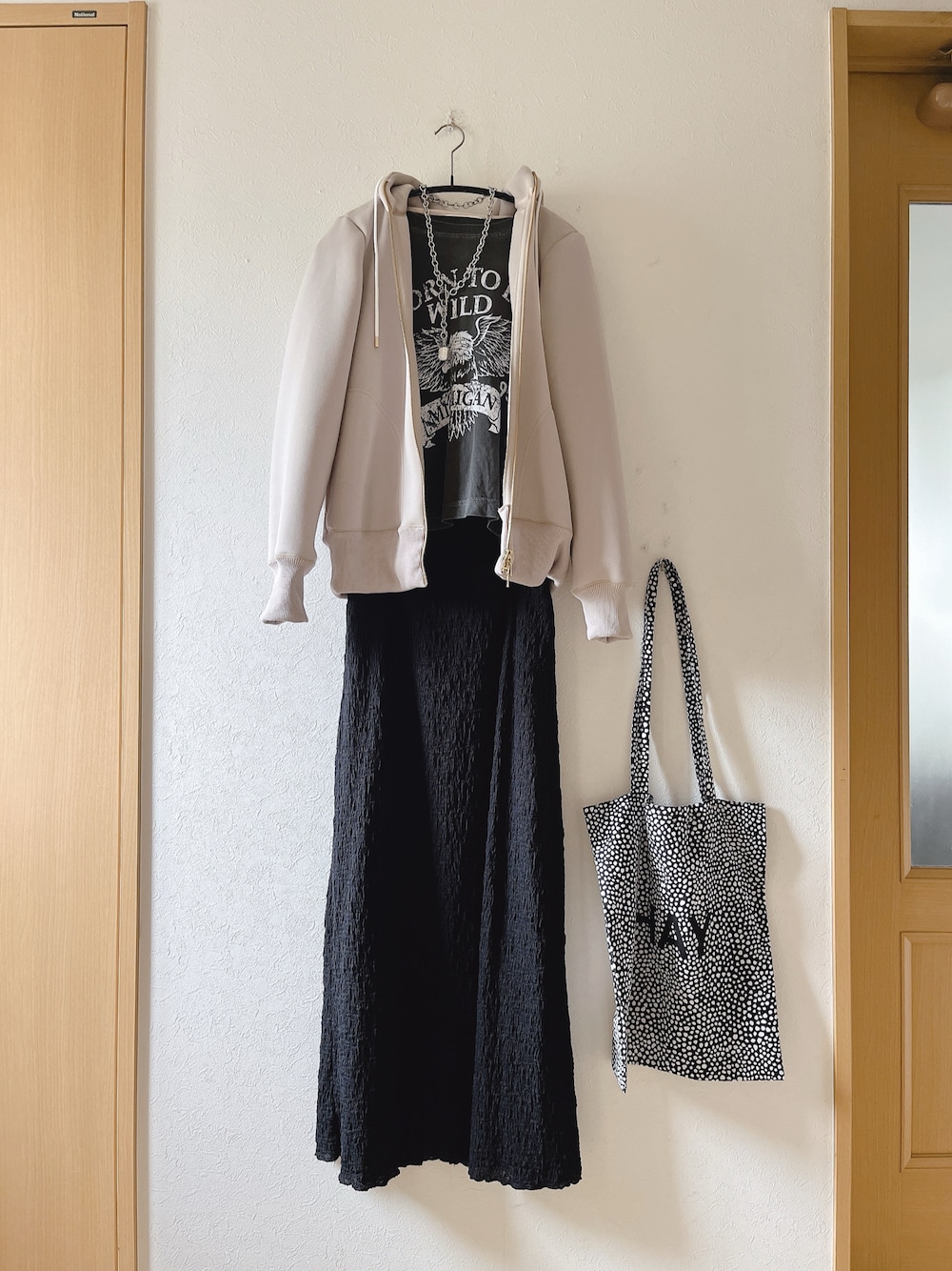「ダンボールパーカー、Tシャツ、スカート、RIVEDROITE、GU、着回しコーデ、低身長、オトナ女子、hayトート、シルバーアクセサリー」｜「RIVE DROITEの滑らか＆艶やかな大人素材/スポンジダンボールZIPパーカーカットソー（パーカー、ベージュ系）」を使った、teey+さん（レディース・155cm）の春コーディネートの1枚目の写真