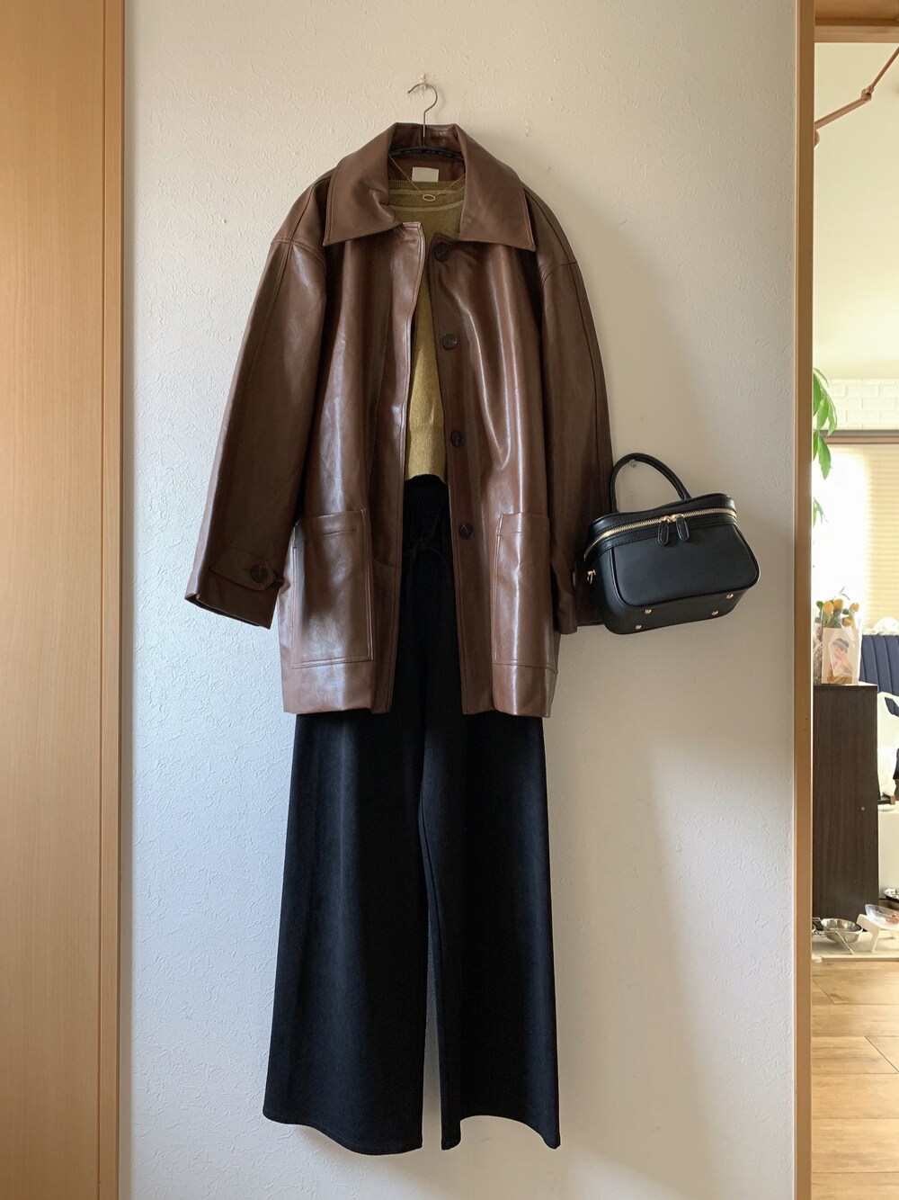 「レザージャケット、ニット、ワイドパンツ、amiur、blate、バニティバッグ、ゴールドアクセ、casuca、着回しコーデ、低身長」｜「Amiurのsilky balloon sleeve knit（ニット/セーター、グリーン系）」を使った、teey+さん（レディース・155cm）の冬コーディネートの1枚目の写真