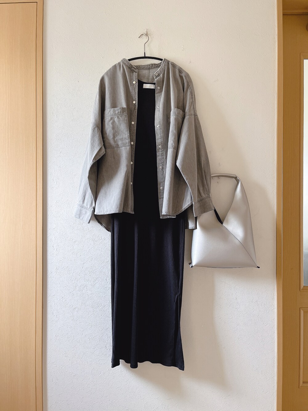 「デニムシャツ、リブタンクワンピ、undixcors、RIVEDROITE、モノトーン、低身長、オトナカジュアル、シルバーバッグ、厚底スニーカー、converse、FREAK’Ｓ STORE」｜「un dix corsのデニムビックシャツ（シャツ/ブラウス、グレー系）」を使った、teey+さん（レディース・155cm）の秋コーディネートの1枚目の写真
