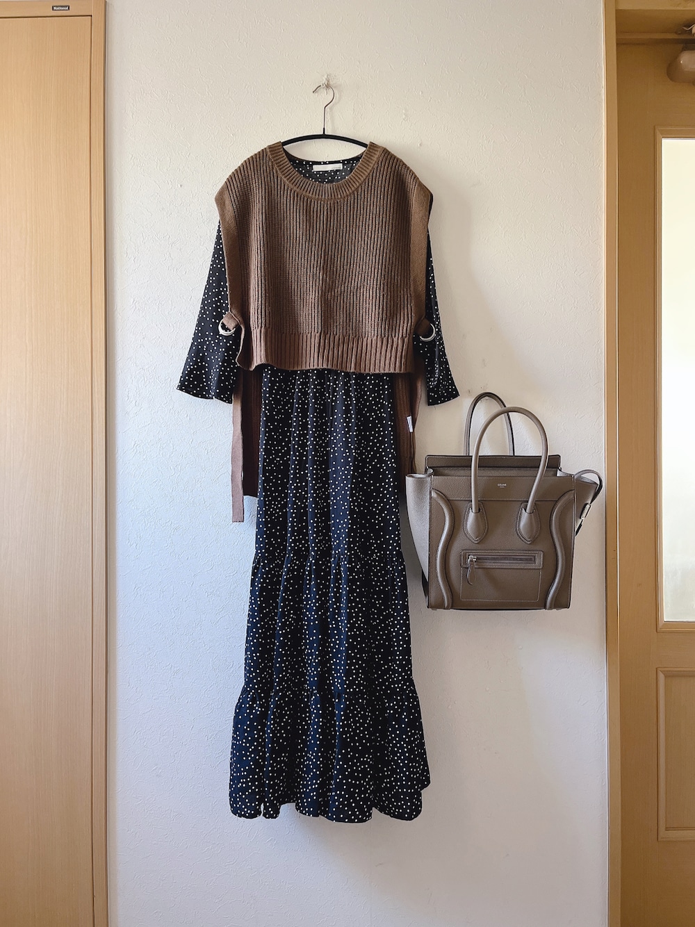 「ニットベスト、ドットワンピ、ロングワンピース、重ね着ベストシーズン、bonny、auntmarie's、着回しコーデ、トートバッグ、オトナ女子、低身長」｜「bonnyのアイテム（ベスト、ブラウン系）」を使った、teey+さん（レディース・155cm）の秋コーディネートの1枚目の写真