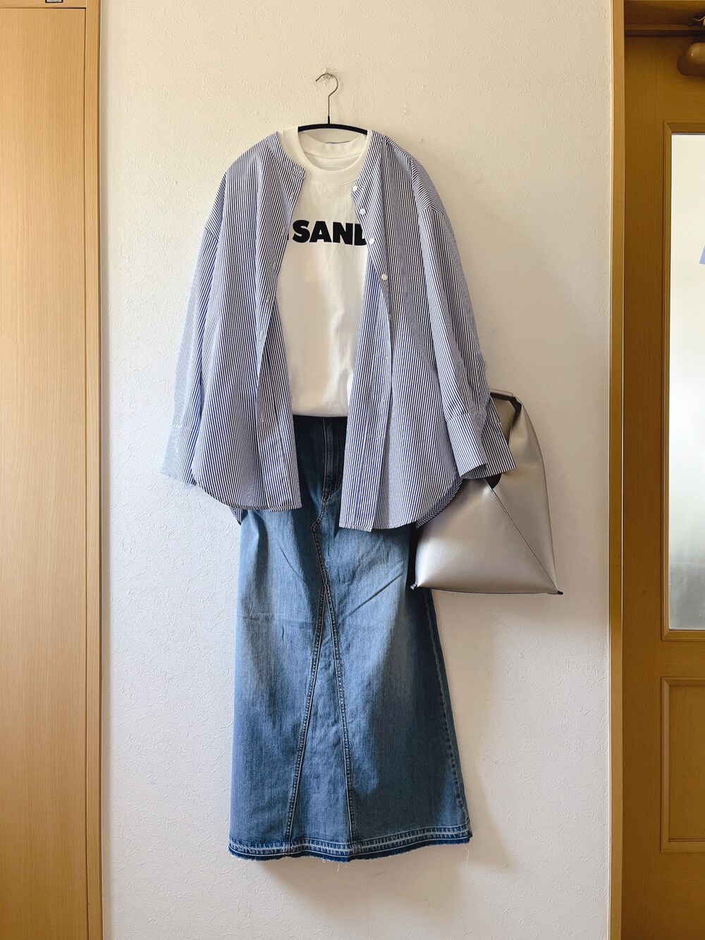 「大人コーデ、ストライプシャツ、ロゴT、デニムスカート、UR's、JILSANDER、GU、シルバーバッグ、着回しコーデ、低身長」｜「JIL SANDERの＜JIL SANDER（ジル サンダー）＞ロゴ Tシャツ ■■■（Tシャツ/カットソー、ホワイト系）」を使った、teey+さん（レディース・155cm）の春コーディネートの1枚目の写真