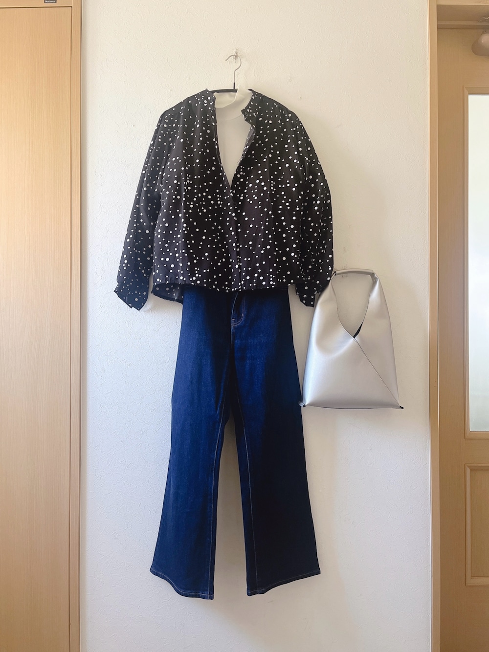 「水玉、シフォンシャツ、フレアデニム、lopass、UNIQLO、プチプラ、低身長、オトナ女子、シンプル、シルバーバッグ、シルバーパンプス」｜「LOPASSの水玉シフォンのシャツ（シャツ/ブラウス、ブラック系）」を使った、teey+さん（レディース・155cm）の春コーディネートの1枚目の写真