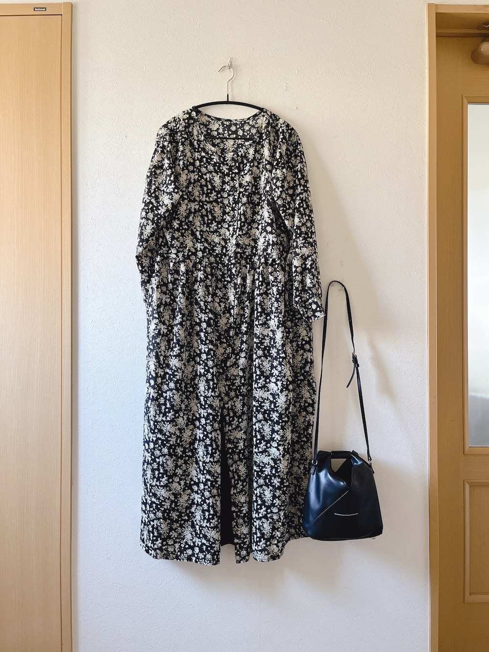 「春夏コーデ、花柄ワンピース、ショルダーバッグ、kirakiraShop、MM6 Maison Martin Margiela、大人女子、ラクチンコーデ、低身長、厚底シューズ、FREAK’Ｓ STORE」｜「kirakiraShopのアイテム（ワンピース、ブラック系）」を使った、teey+さん（レディース・155cm）の春コーディネートの1枚目の写真