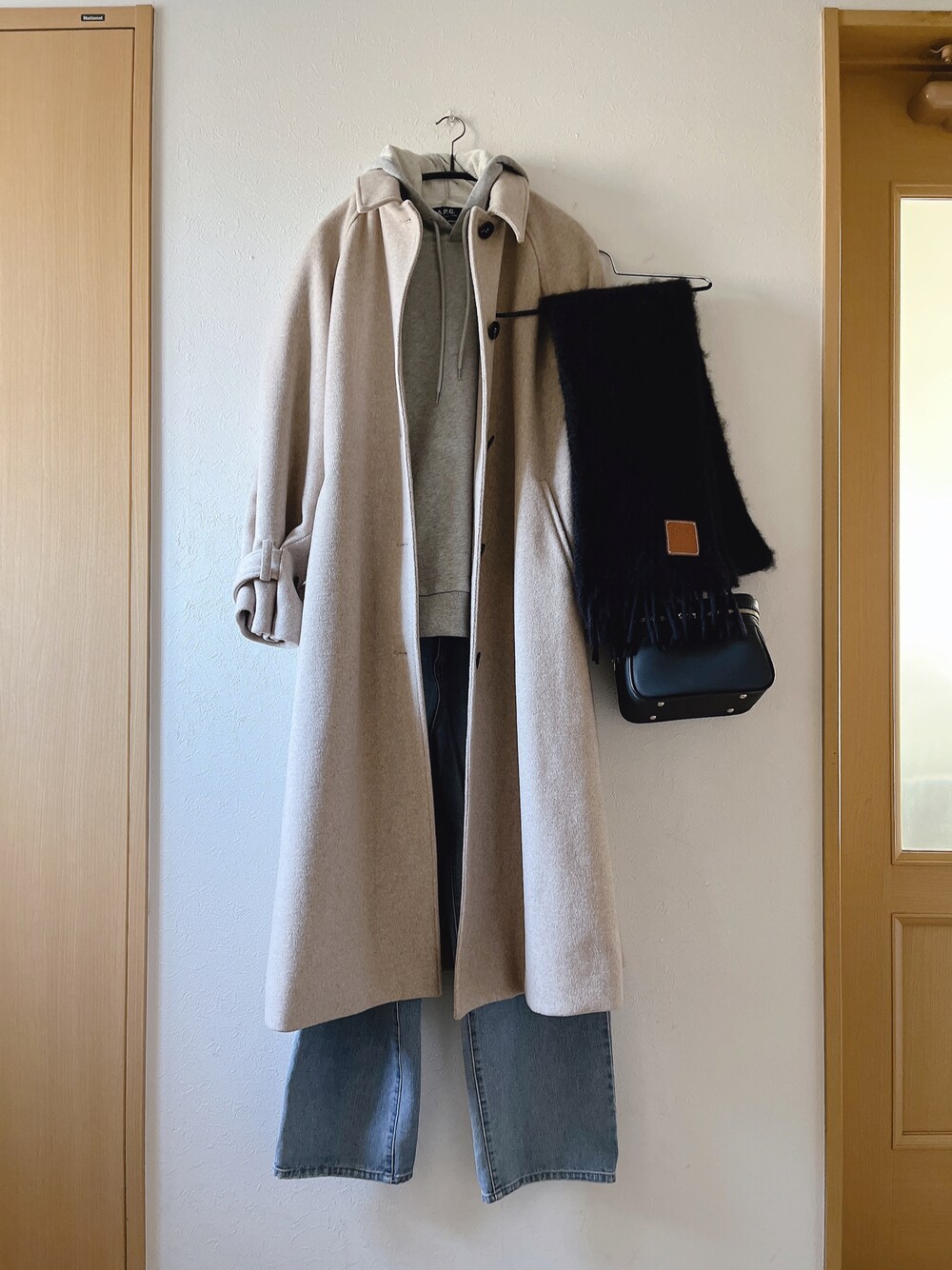 「ロングコート、ロゴパーカー、デニム、blate、A.P.C.、GRL、マフラー、バニティバッグ、低身長、楽チンコーデ」｜「blateのアイテム（ジャケット/アウター、ホワイト系）」を使った、teey+さん（レディース・155cm）の冬コーディネートの1枚目の写真