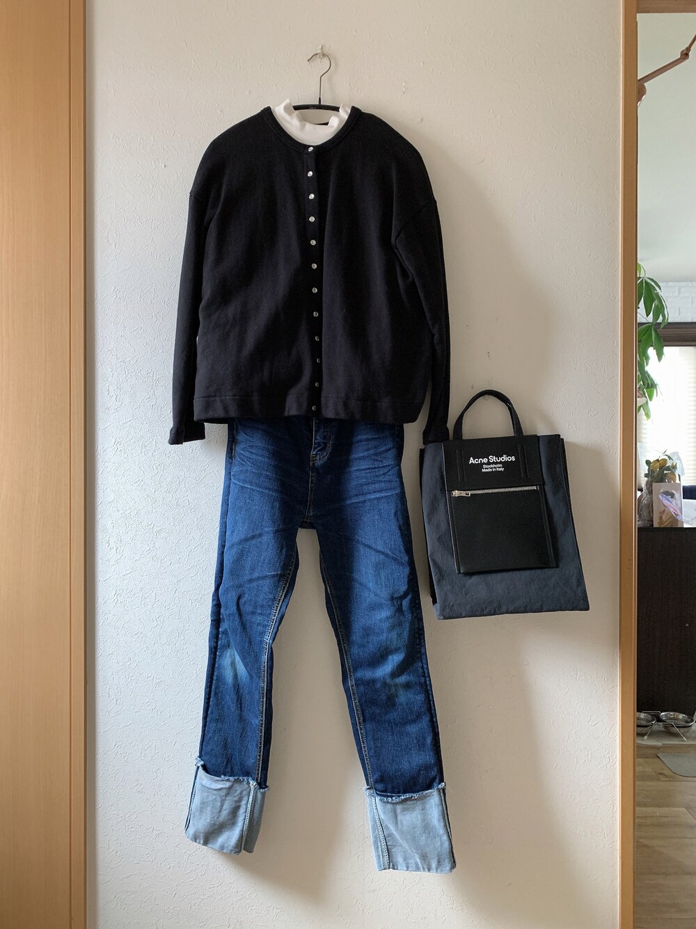 「オトナカジュアル、シンプル、カーディガン、モックネック、デニム、CRAFT STANDARD BOUTIQUE、UNIQLO、ovovo、トートバッグ、アクネ」｜「CRAFT STANDARD BOUTIQUEの【2020AW】CREW NECK CARDIGAN/クルーネックフロントボタン裏毛カーディガン（カーディガン/ボレロ、ブラック系）」を使った、teey+さん（レディース・155cm）の冬コーディネートの1枚目の写真