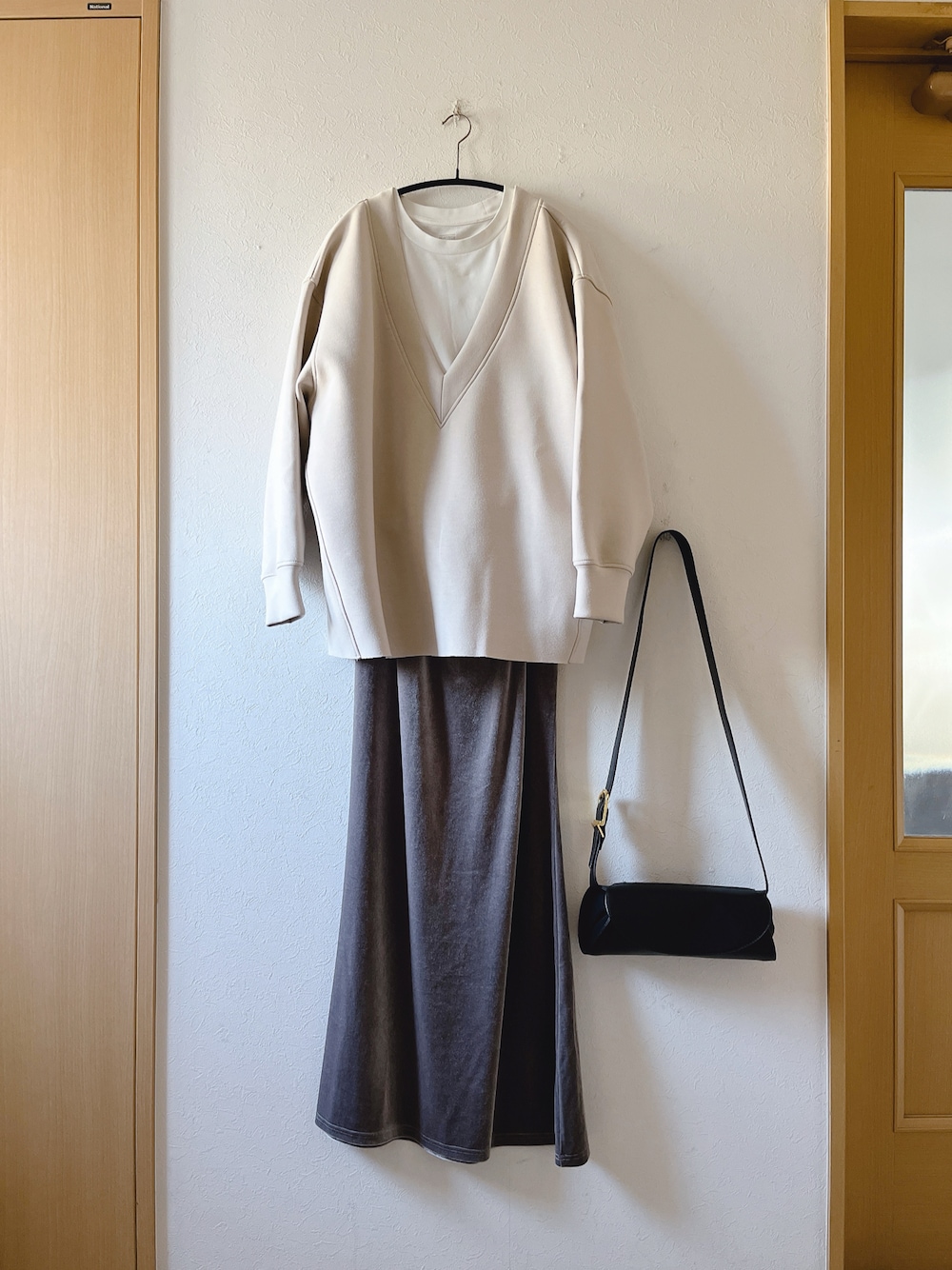 「ダンボールニット、ロンT、ベロアスカート、VACANCY、UNIQLO、Re:EDIT、秋冬コーデ、プチプラ、ショルダーバッグ、shein、大人女子、低身長、ブーツ、しまむら」｜「VACANCYの【VACANCY】ざっくりVネックダンボールニット（Tシャツ/カットソー、ベージュ系）」を使った、teey+さん（レディース・155cm）の冬コーディネートの1枚目の写真