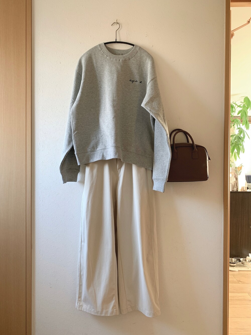 「スウェット、ラクチンコーデ、カジュアルコーデ、agnes b.、カーブパンツ、UNIQLO、ボストンバッグ、SENSE OF PLACE by URBAN RESEAR、低身長」｜「agnes b.の【agnes b. pour ADAM ET ROPE'】SWEAT SHIRT（スウェット、グレー系）」を使った、teey+さん（レディース・155cm）の秋コーディネートの1枚目の写真