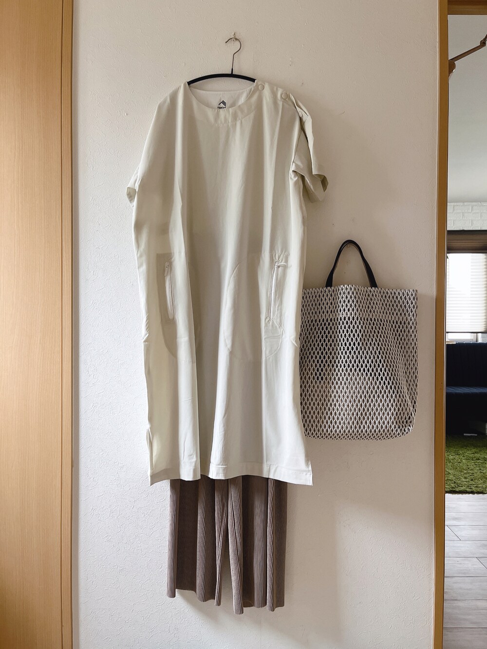 「ワンピーススタイル、ワンピース、プリーツパンツ、ワークマン、blate、プチプラ、メッシュバッグ、MARY AL TERNA、シンプル」｜「ワークマンのアイテム（ワンピース/ドレス、ホワイト系）」を使った、teey+さん（レディース・155cm）の夏コーディネートの1枚目の写真